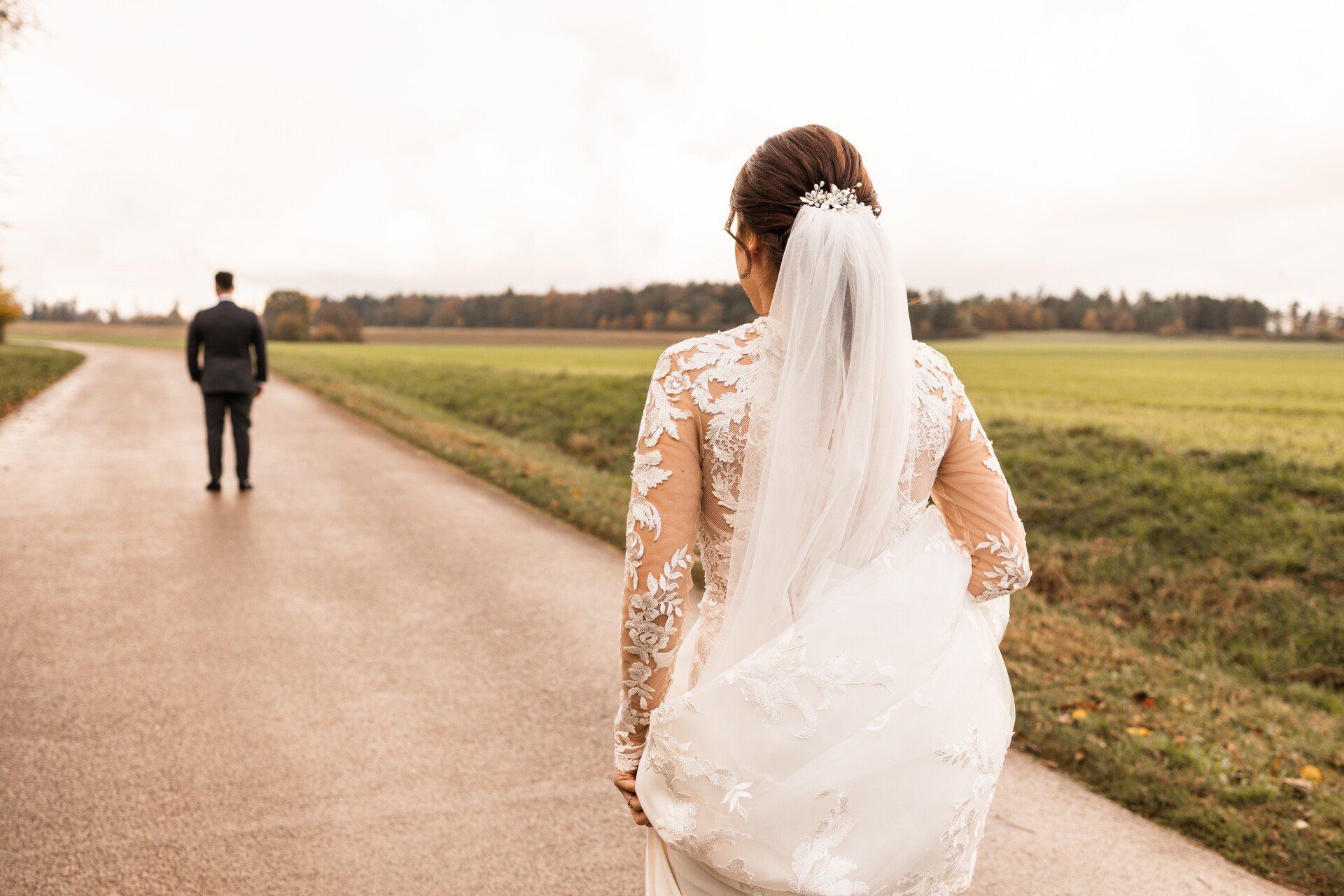 Auf diesem Foto sieht man die Braut, die auf ihren Bräutigam zugeht