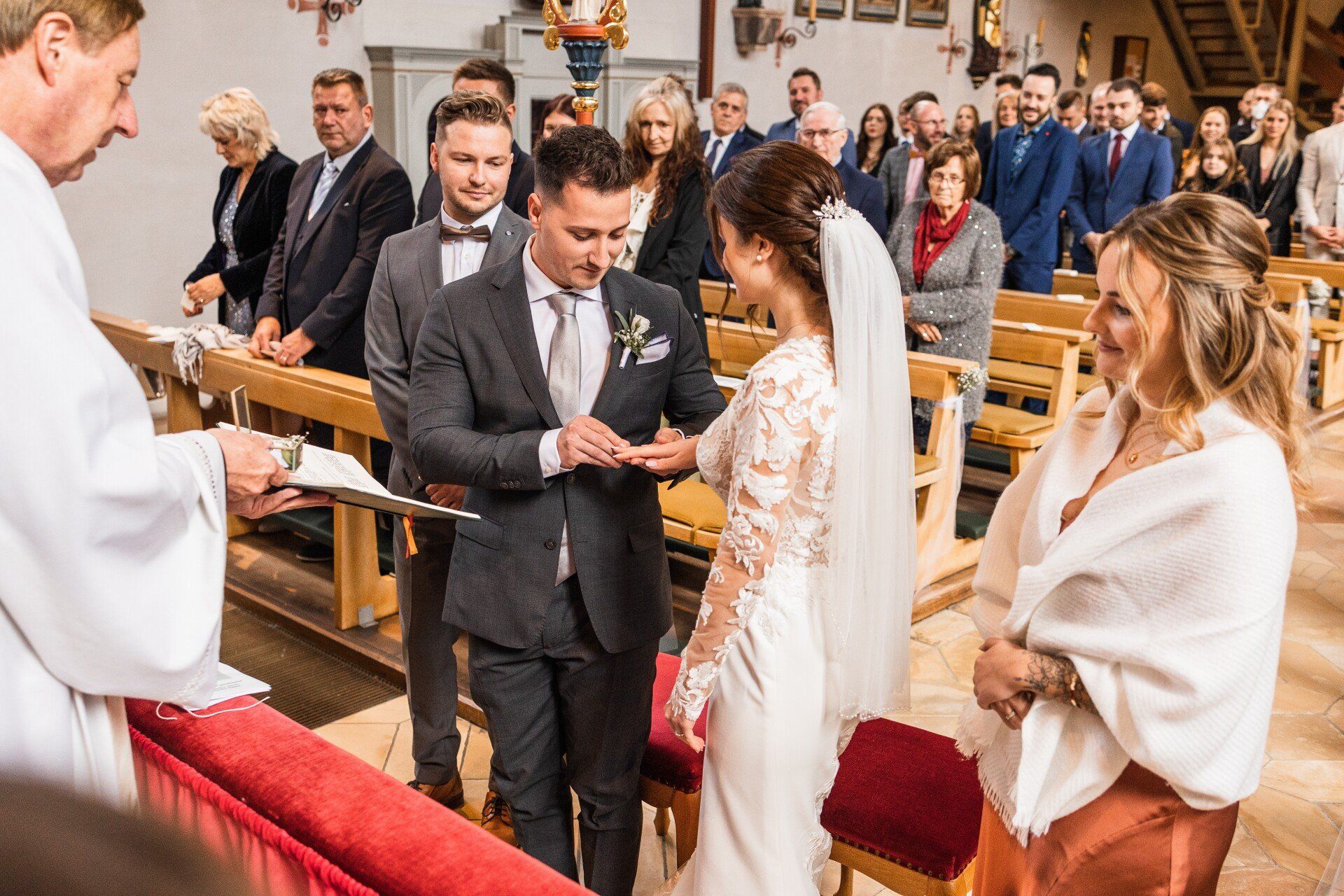 Auf diesem Bild sieht man den Ringtausch bei der kirchlichen Hochzeit