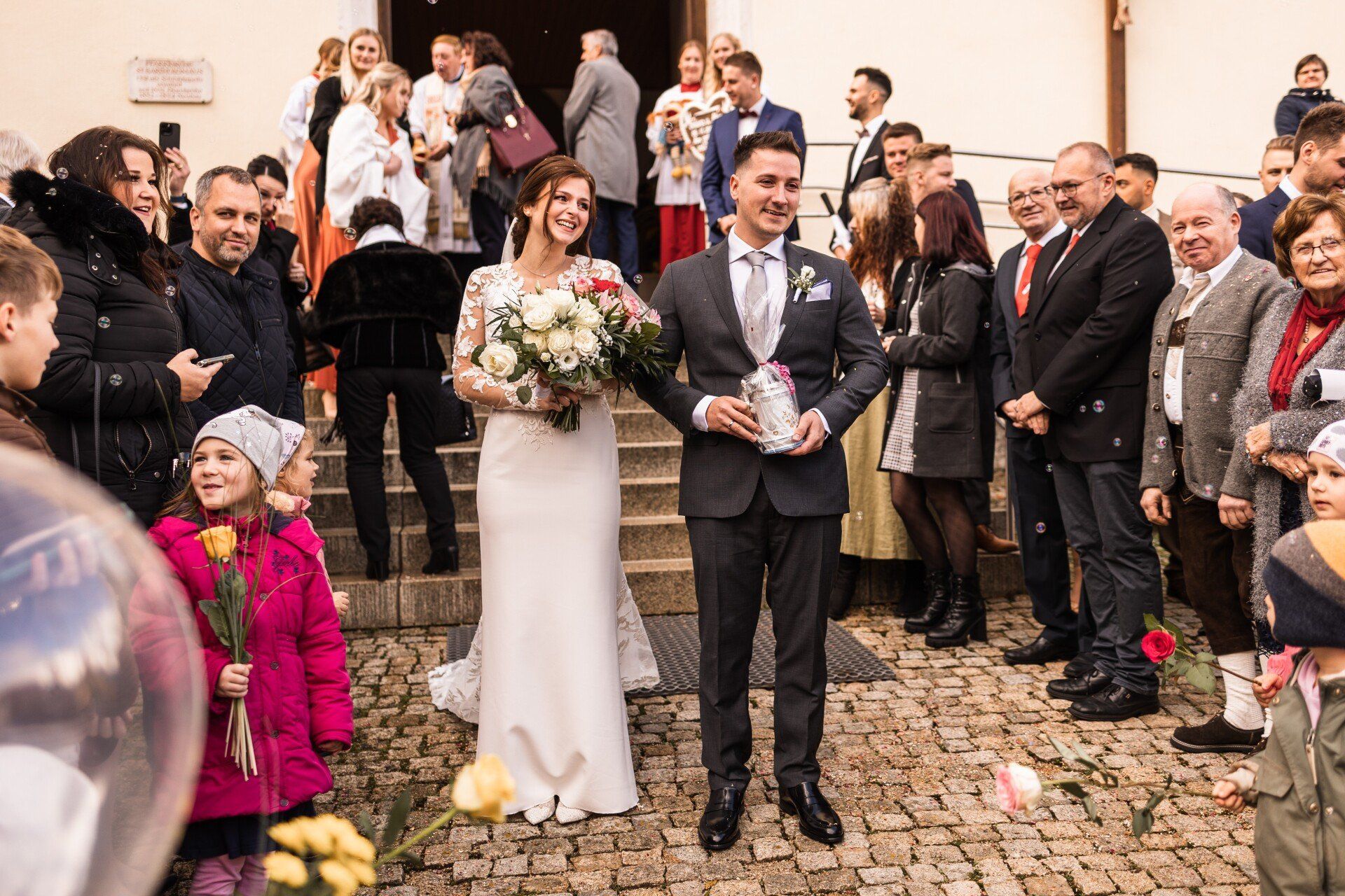 Auf diesem Foto sieht man das Brautpaar nach der Kirche beim Empfang der Gäste