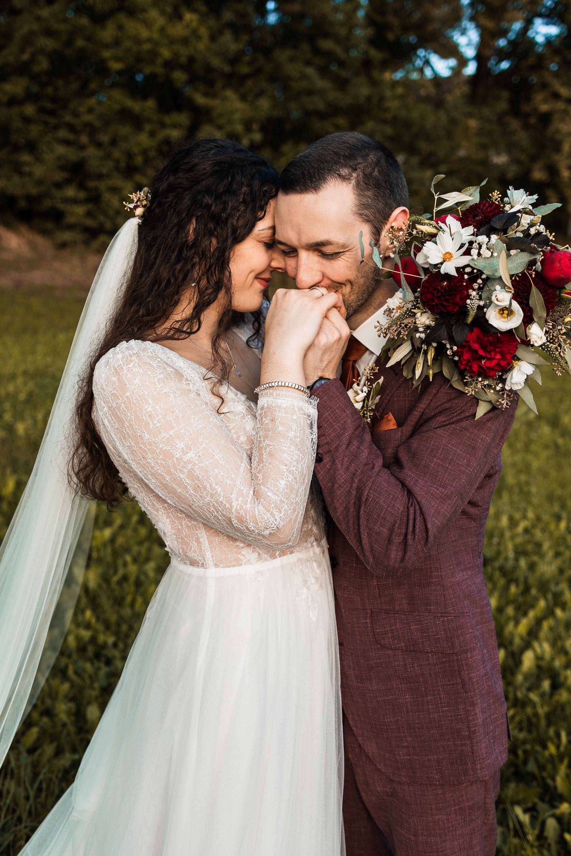 Auf diesem Bild sieht man ein Brautpaar beim Fotoshooting