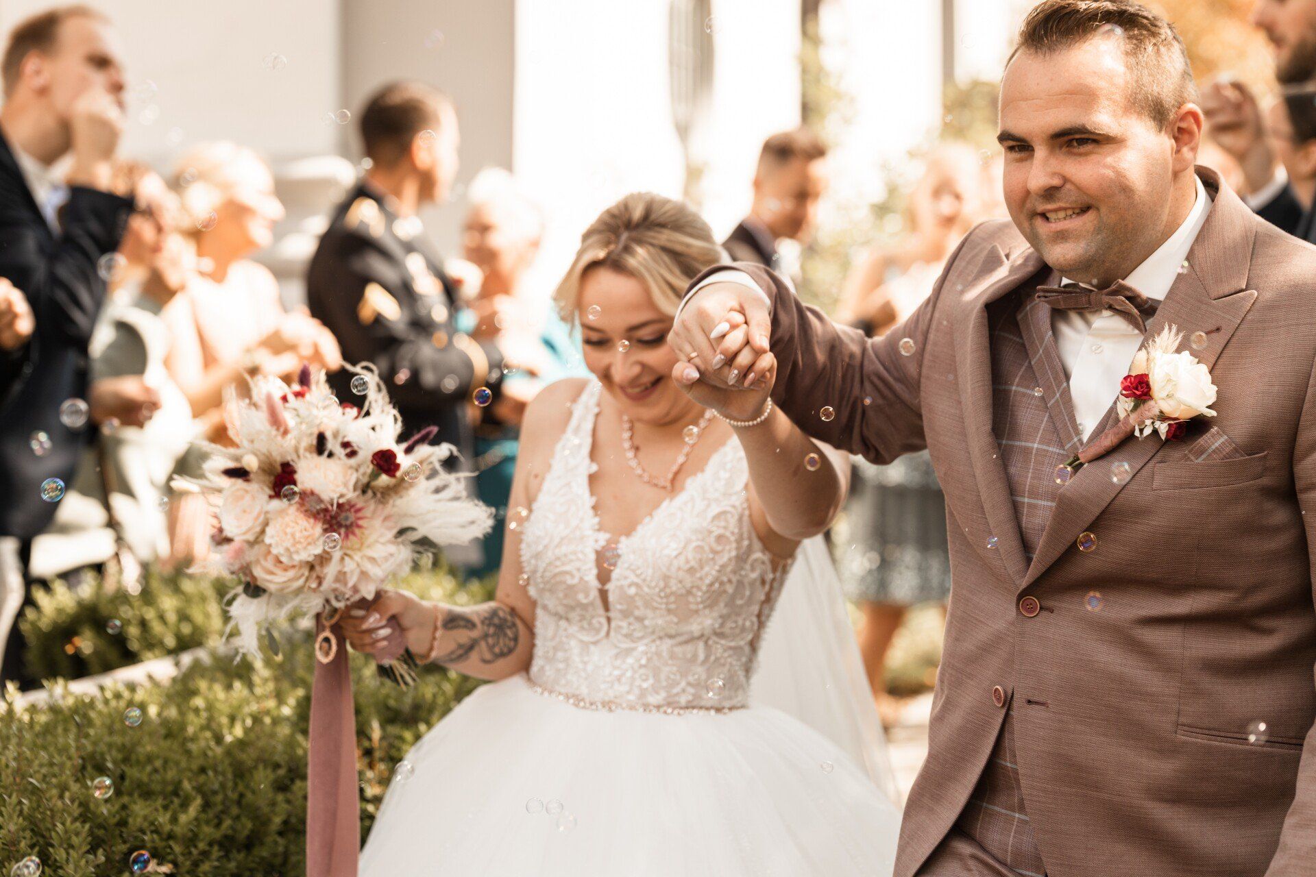 Auf diesem Foto sieht man die Braut beim jubelnden Auszug nach der Hochzeit