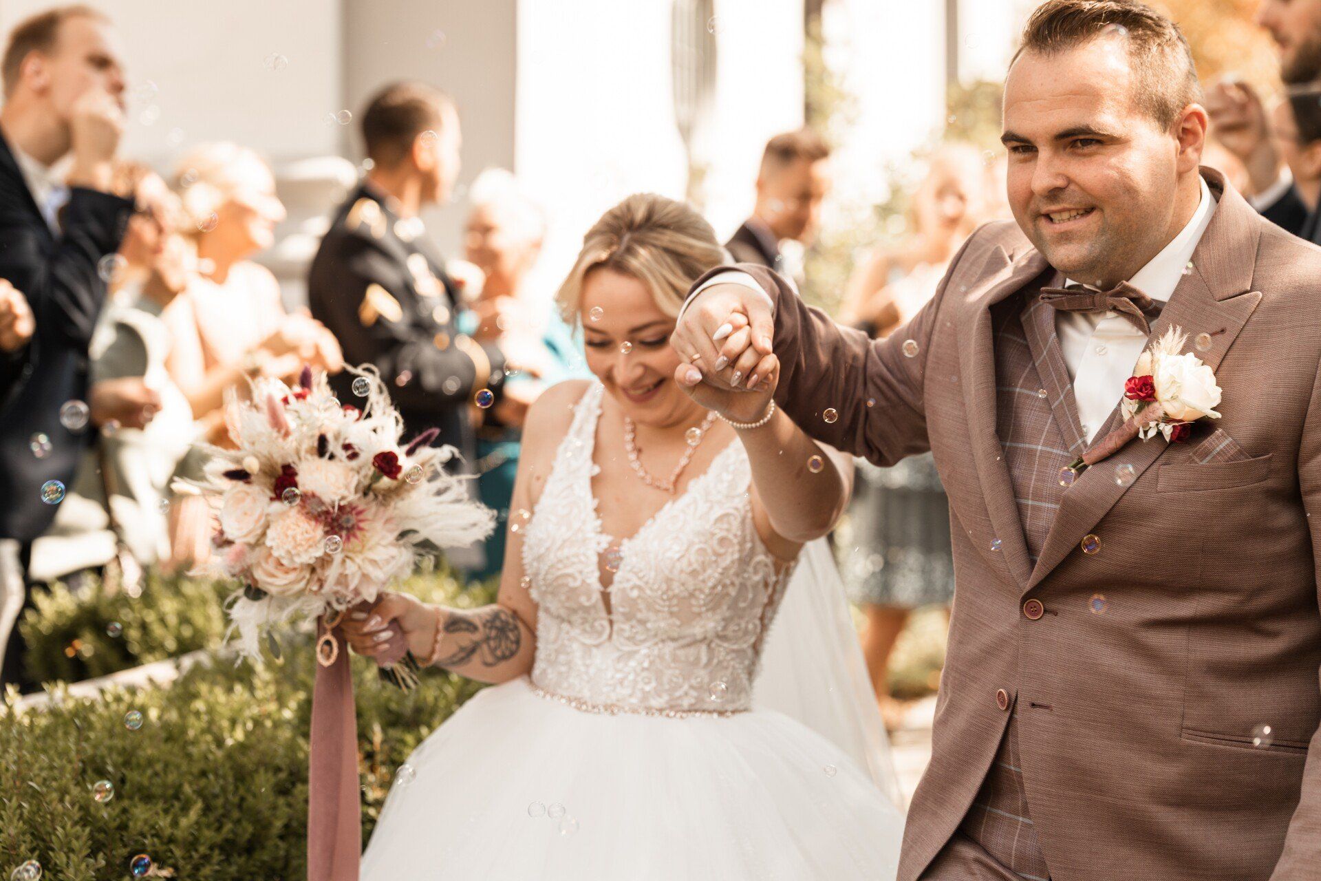 Brautpaar nach der Hochzeit Auf diesem Foto sieht man die Braut beim jubelnden Auszug nach der Hochzeit
