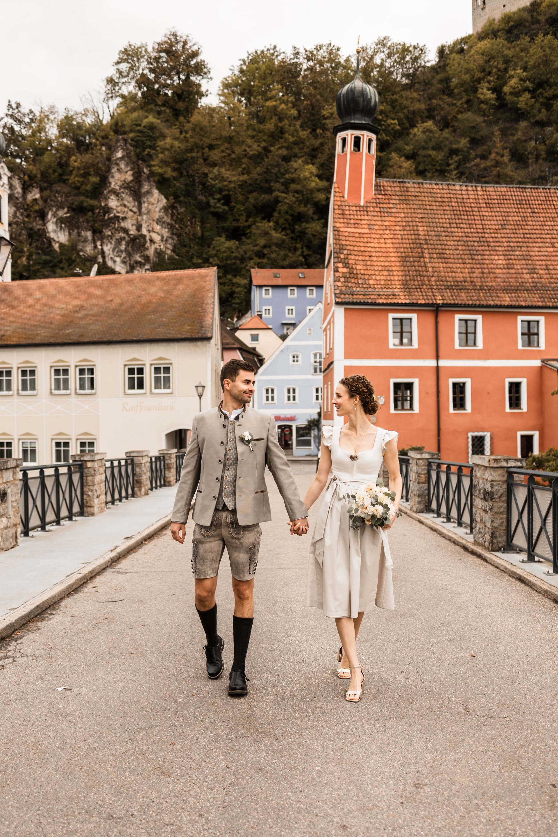 Auf diesem Foto sieht man ein Brautpaar in Tracht in Kallmünz, in der Nähe von Regensburg