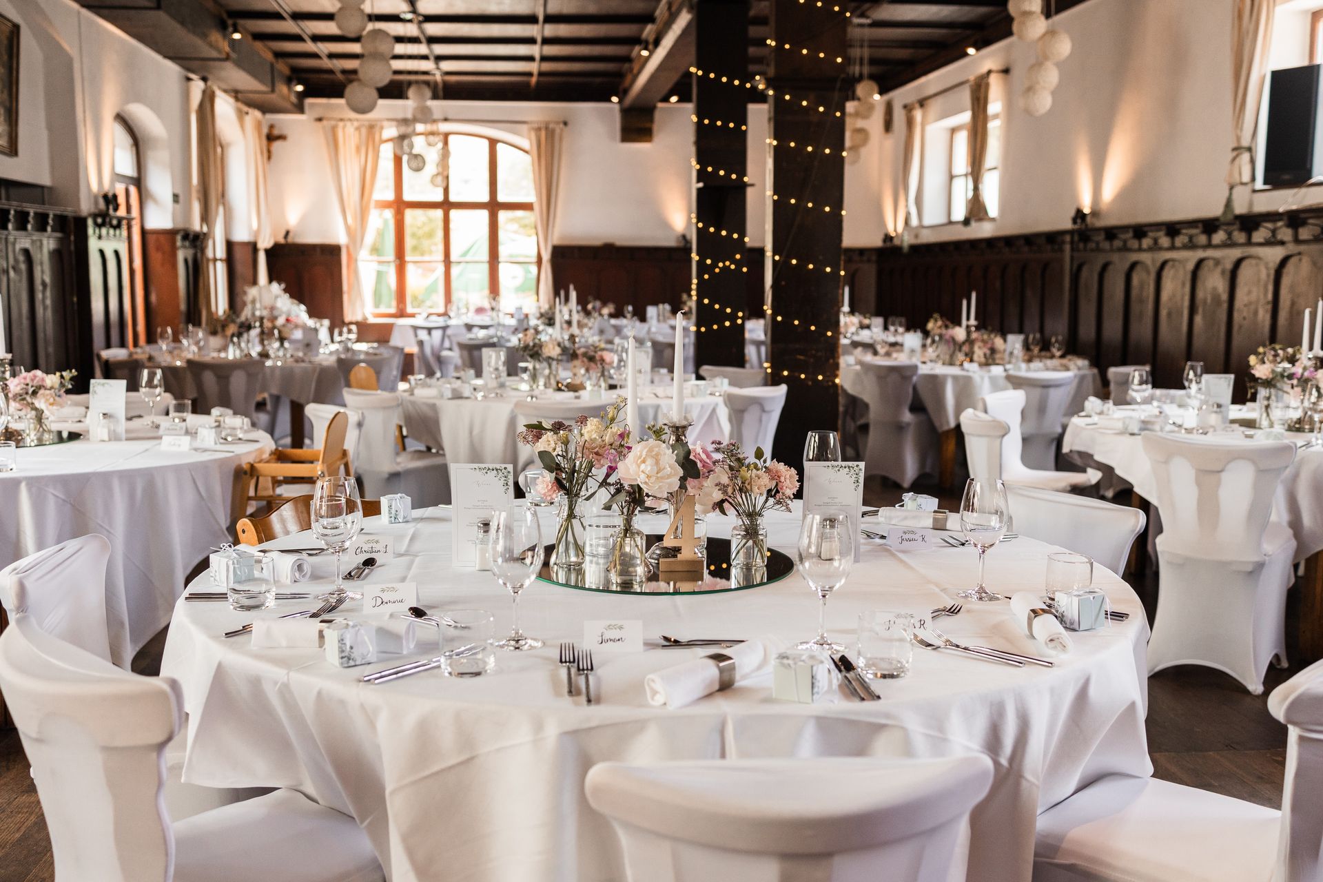 Gaststätte Röhrl Sinzing Auf diesem Foto sieht man den dekorierten Innenraum der Gaststätte Röhrl