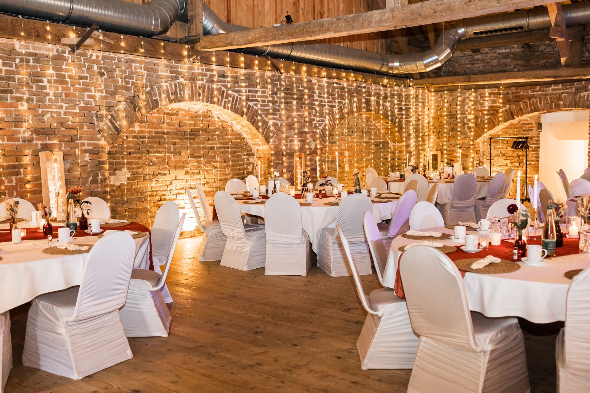 Auf diesem Foto sieht man die Gaststätte Röhrl mit dem dekorierten Innenraum