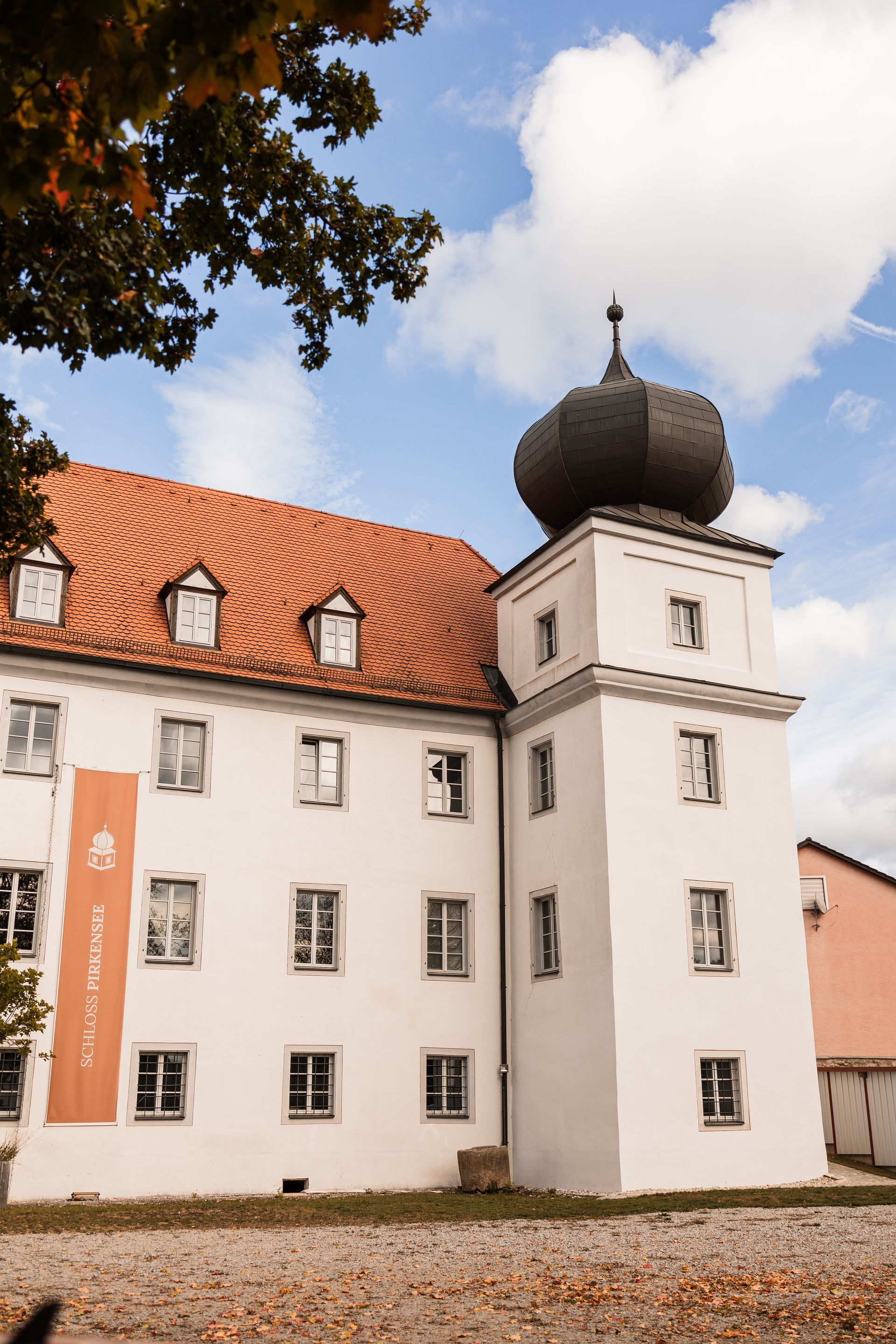 Auf diesem Foto sieht man einen Kerzenhalter im Herzogssaal