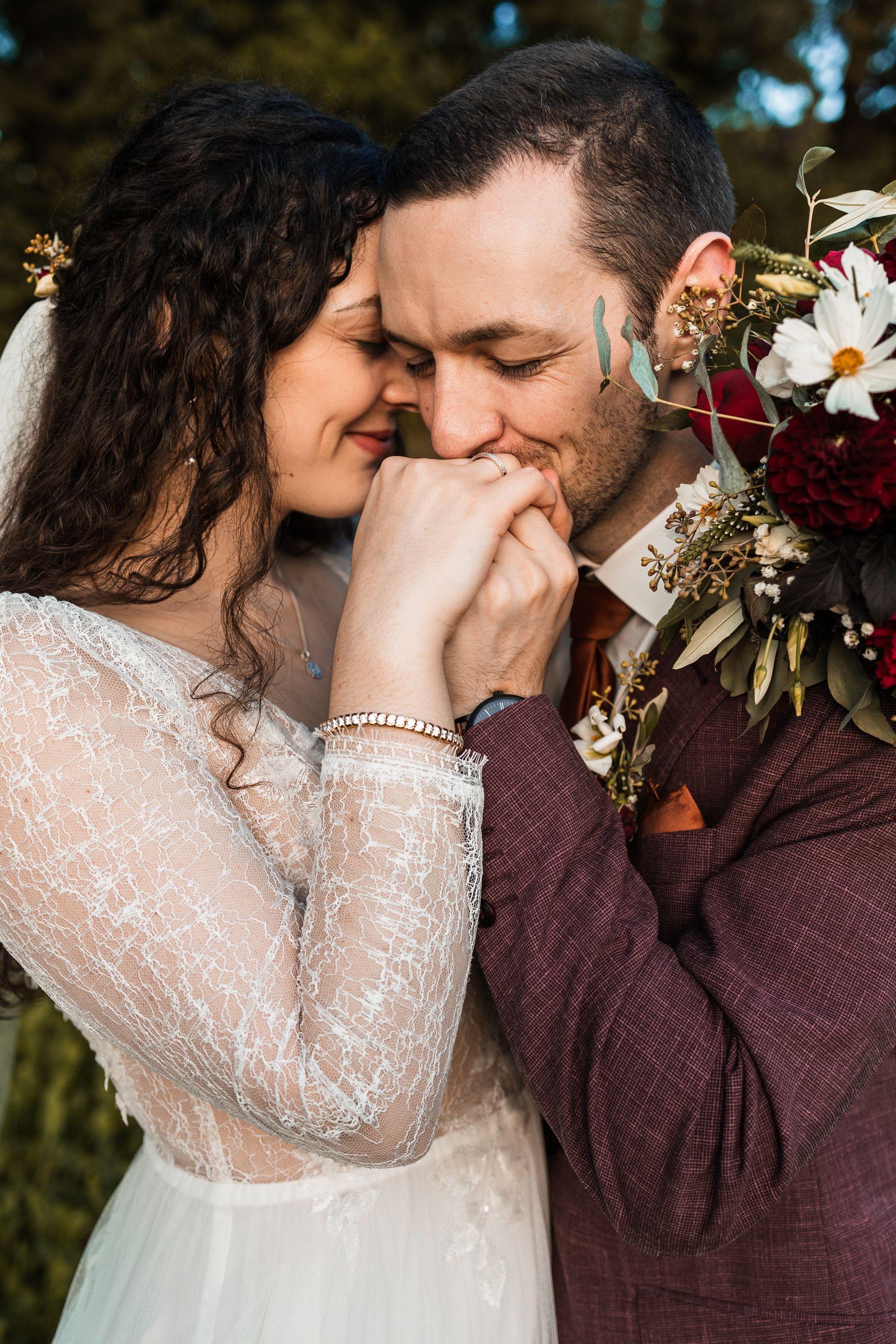 Dieses Hochzeitsfoto zeigt das Brautpaar beim Fotoshooting