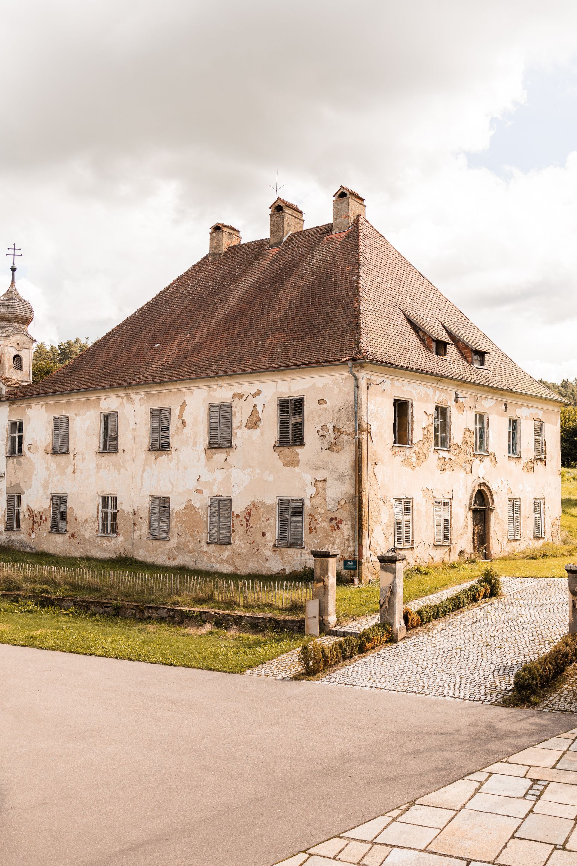 Auf diesem Foto sieht man die alten Gebäude bei Gut Hötzing