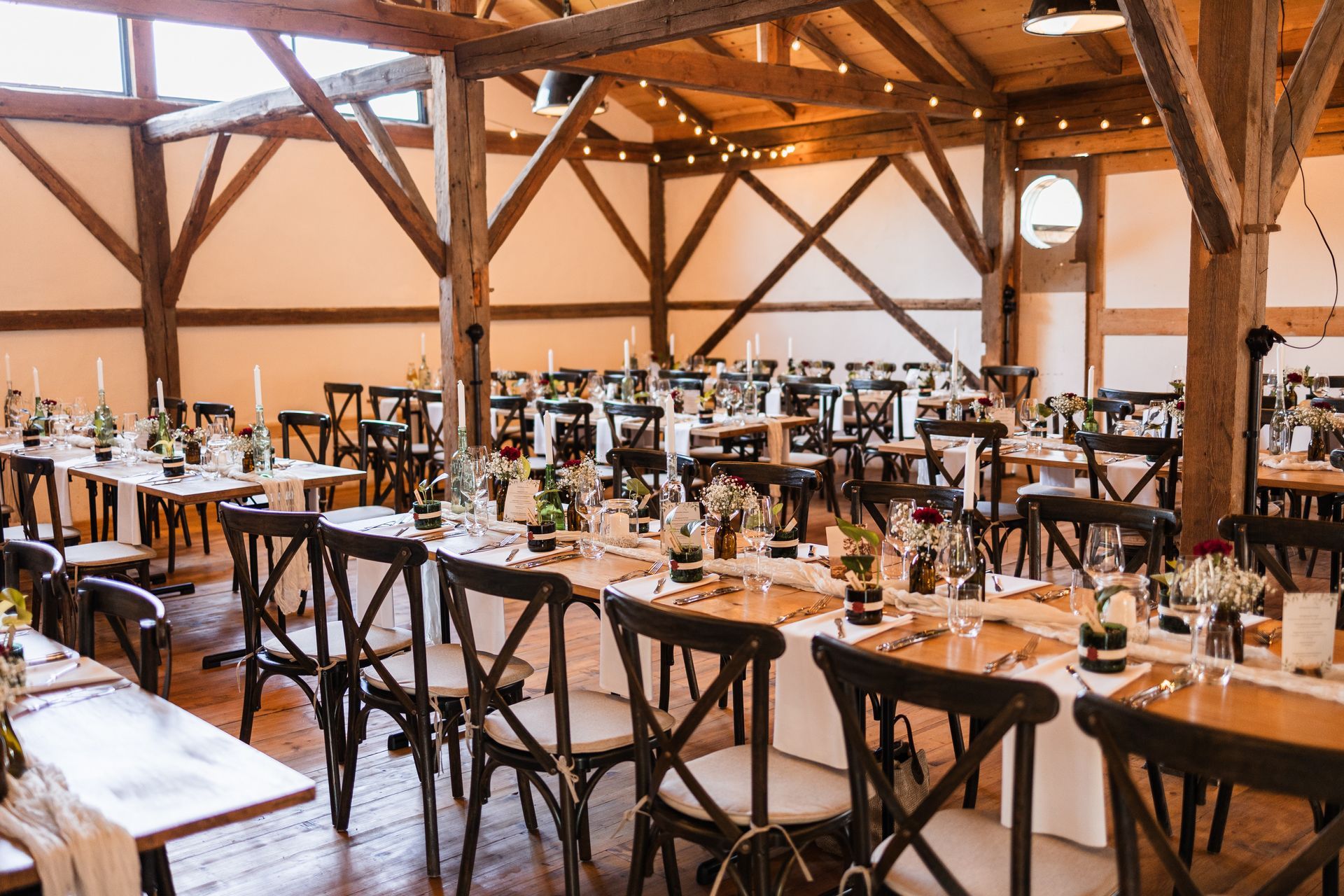 Auf diesem Foto sieht man die Tischdekoration an der Hochzeitslocation Gut Hötzing