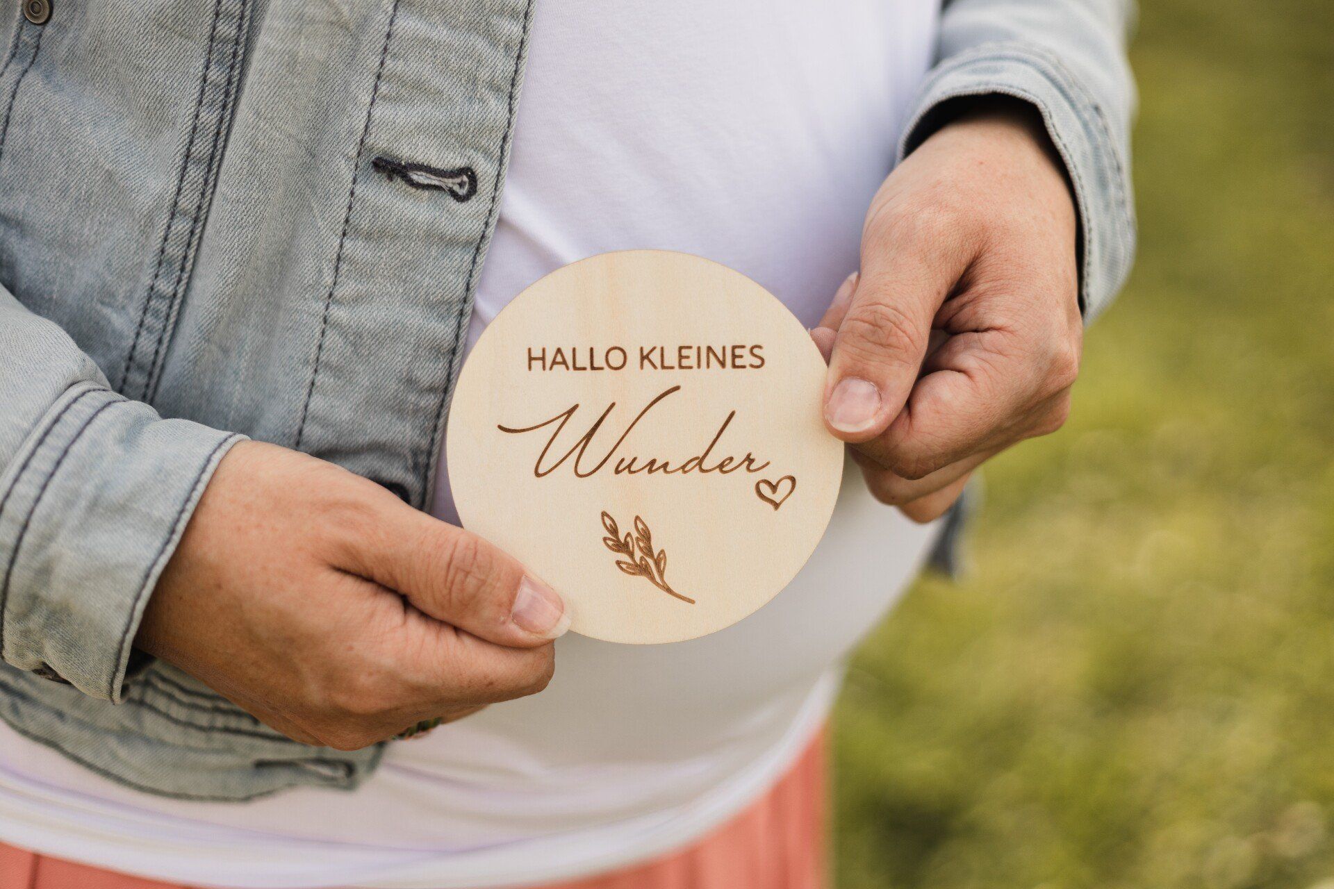 Schild aus Holz Auf diesem Foto sieht man ein Schild aus Holz