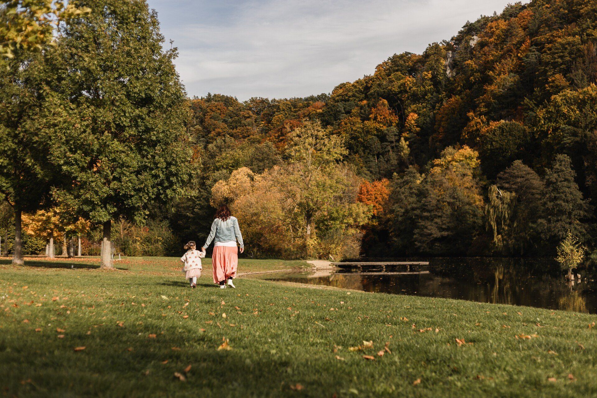 Mutter und Tochter spazieren in der Natur Auf diesem Foto spazieren Mutter und Tochter am Wasser