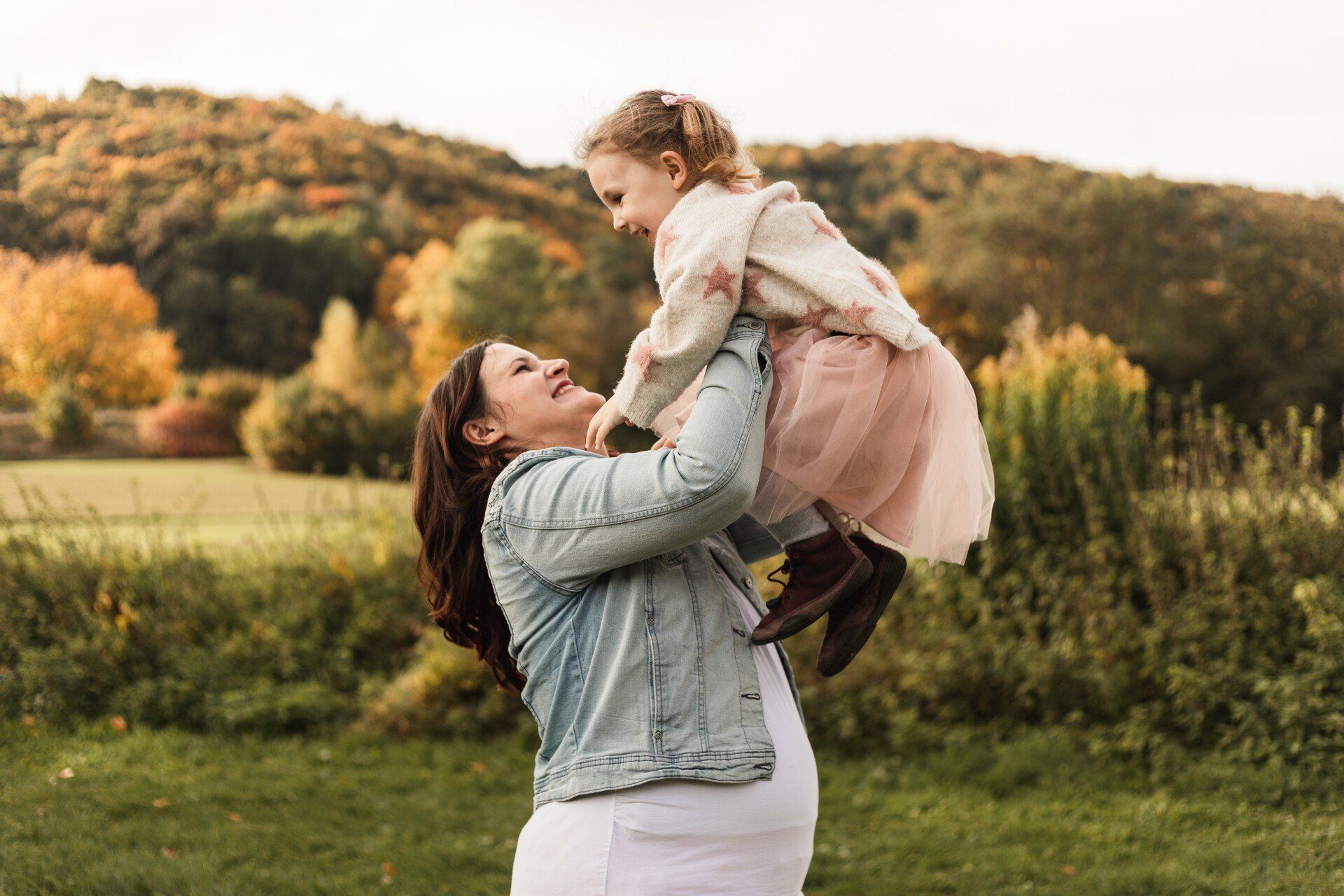 Mutter und Tochter beim Familienshooting Auf diesem Foto hebt die Mutter ihre Tochter in die Luft