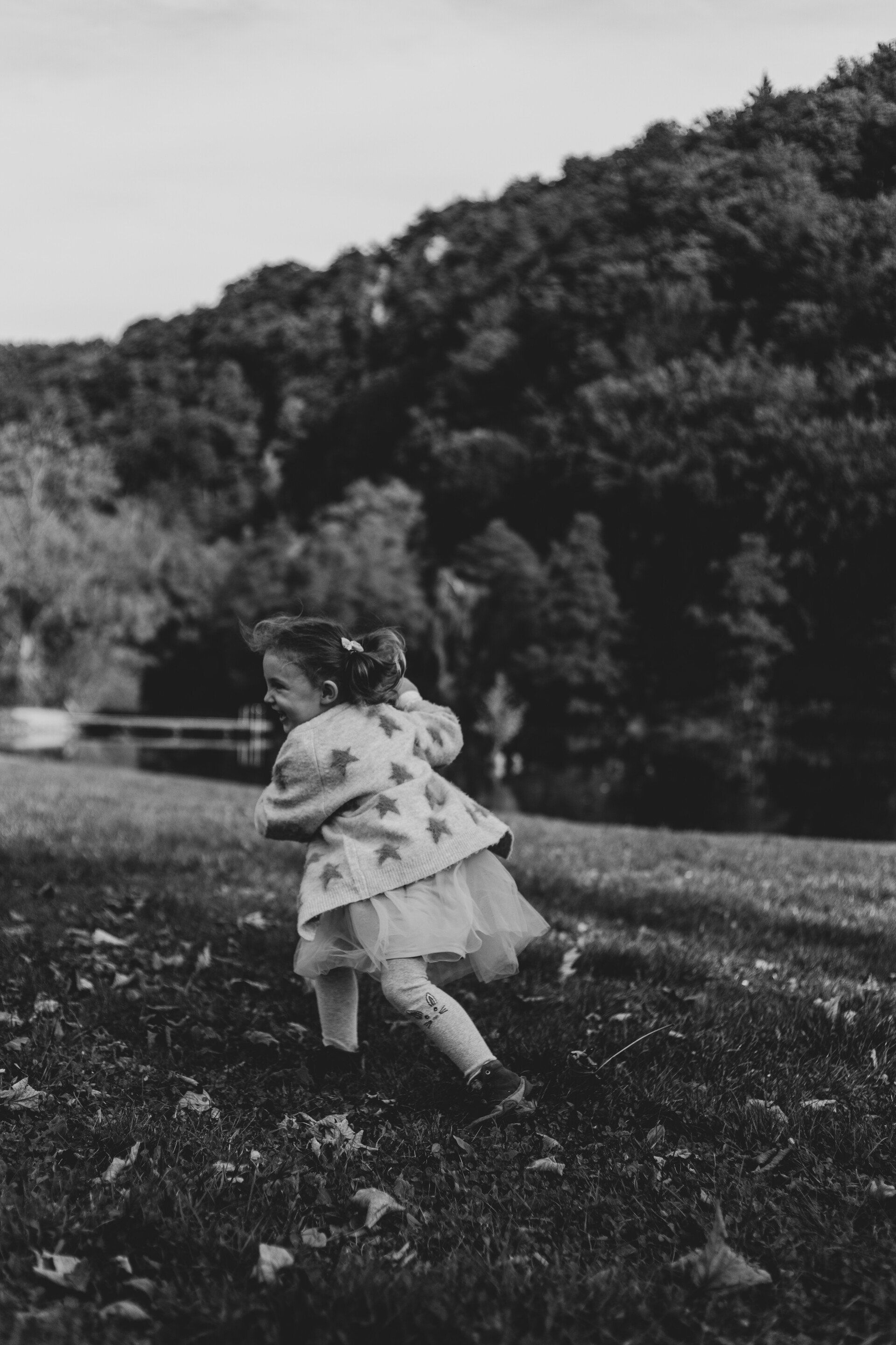 Kind beim Fotoshooting Auf diesem Foto sieht man ein Kind beim Fotoshooting