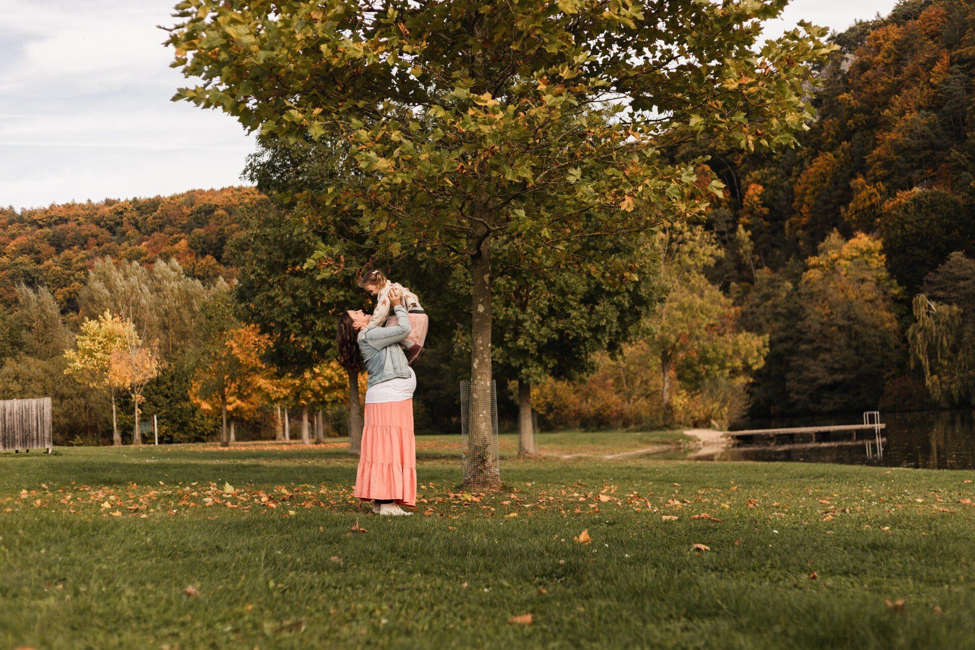 Auf diesem Foto sieht man eine Mutter mit ihrer Tochter