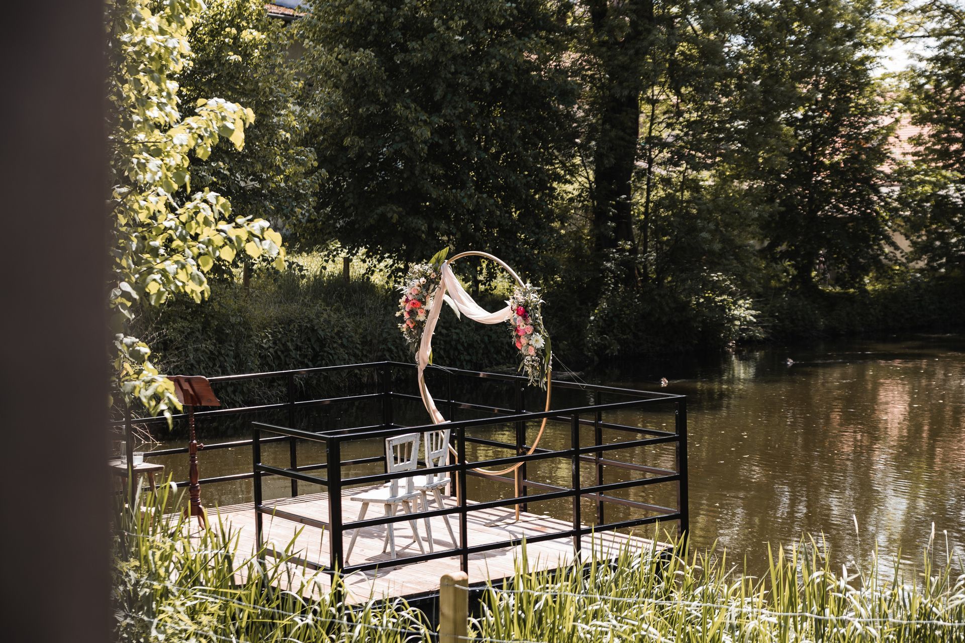 Auf diesem Foto sieht man einen schwimmenden Steg für freie Trauungen