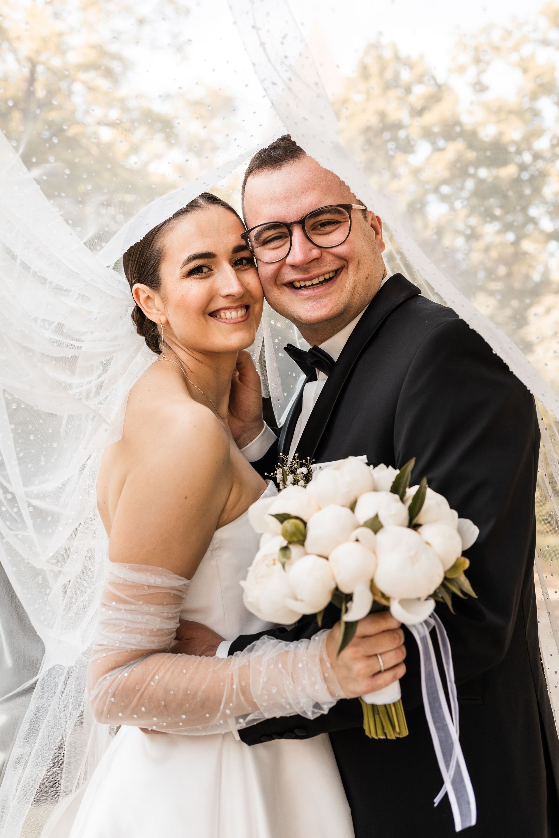 Braut und Bräutigam beim Fotoshooting Auf diesem Foto sieht man die Braut mit ihrem Bräutigam