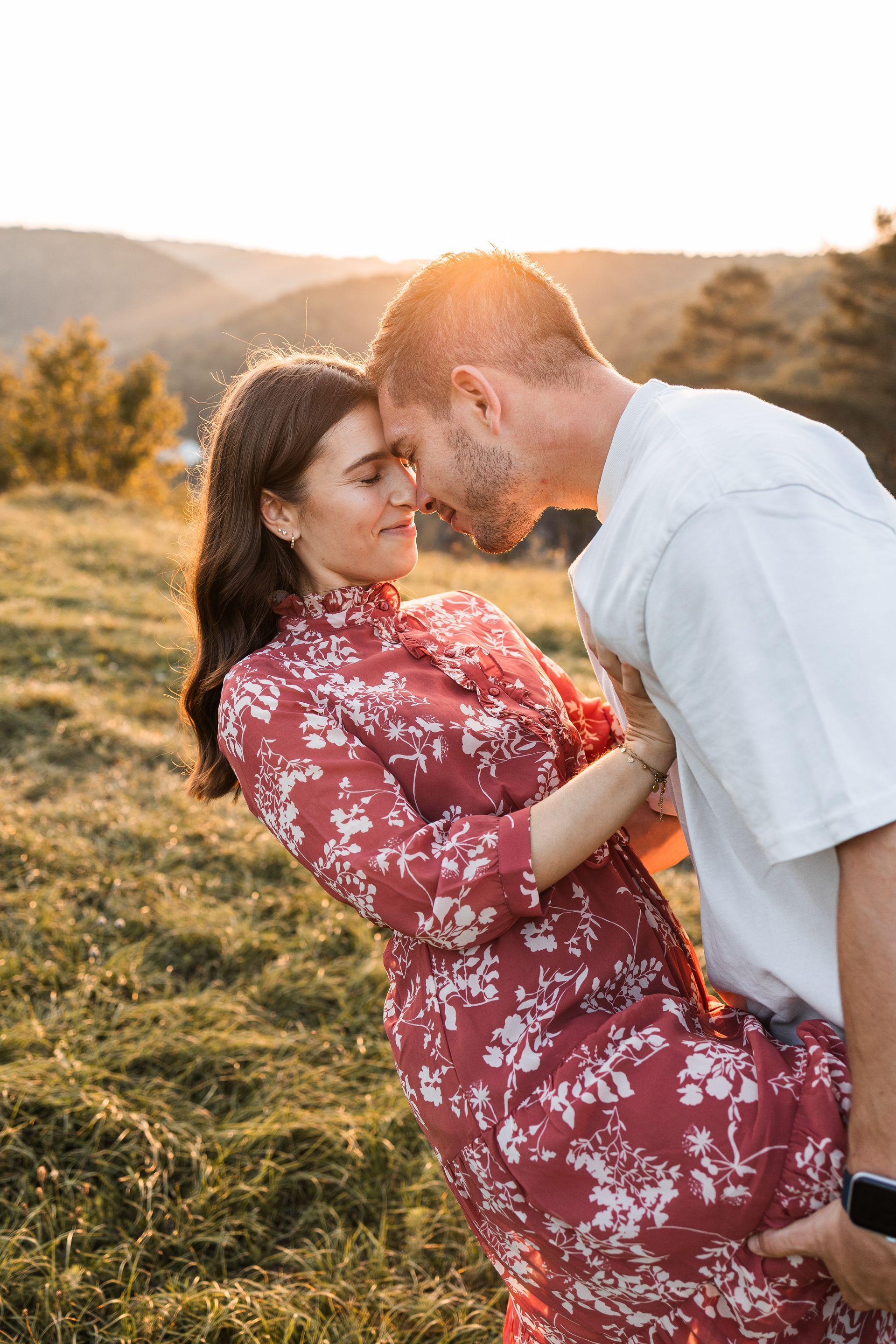 Paarshooting Regensburg Auf diesem Foto sieht man ein Paar beim Fotoshooting im Sonnenuntergang