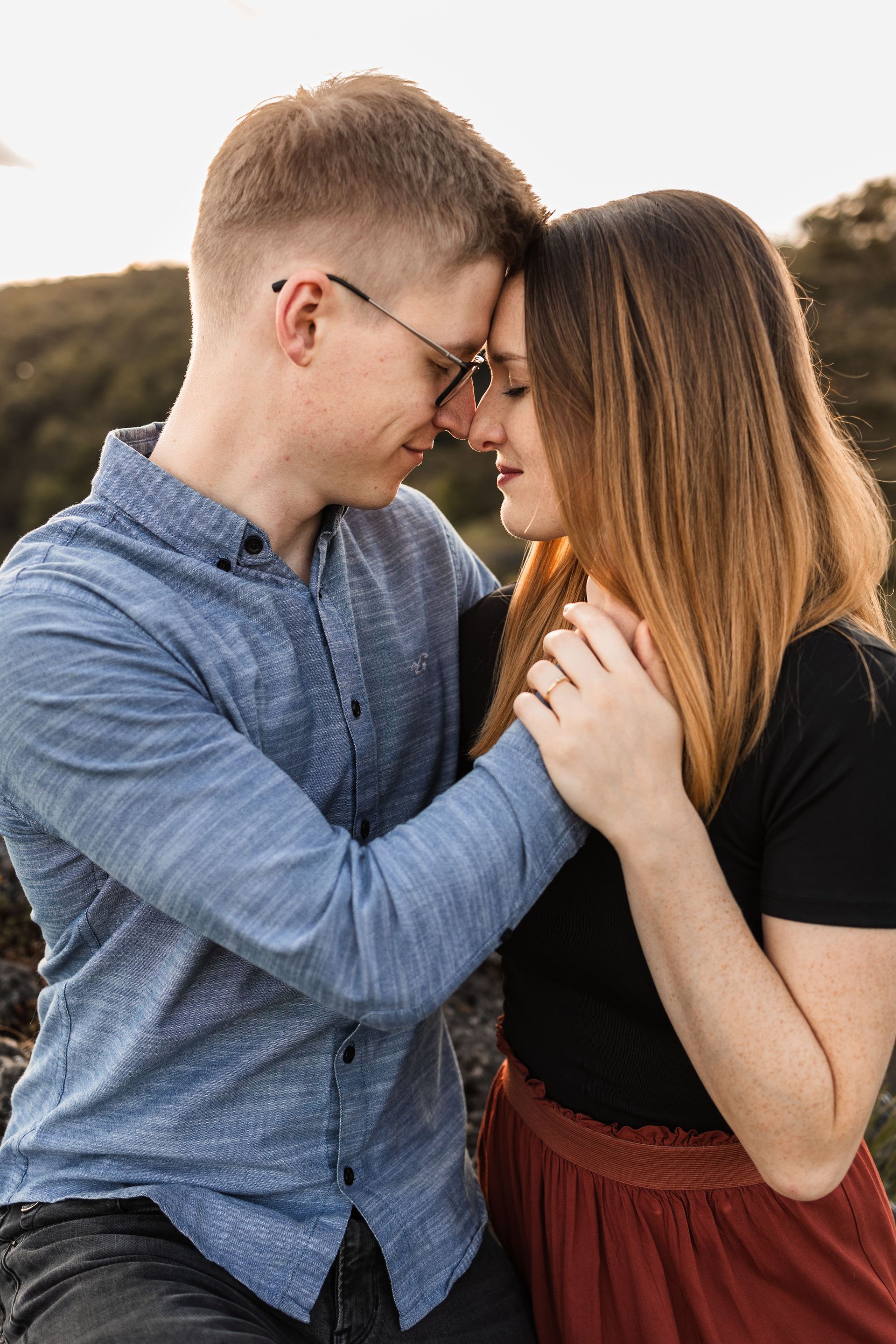 Dieses Foto zeigt ein Paar in der Natur, das ein Fotoshooting macht