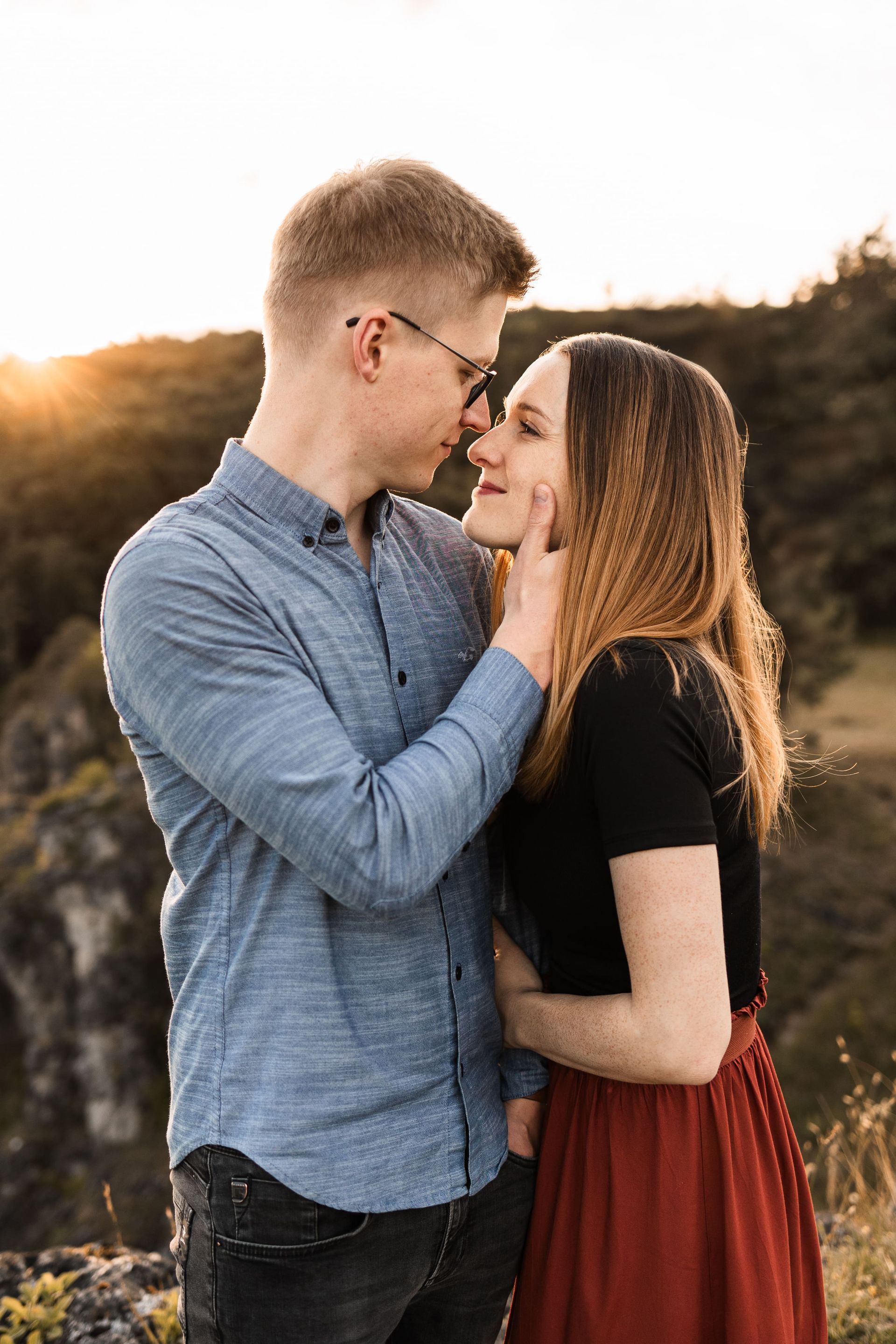 Dieses Foto zeigt ein Paar in der Natur, das ein Fotoshooting macht