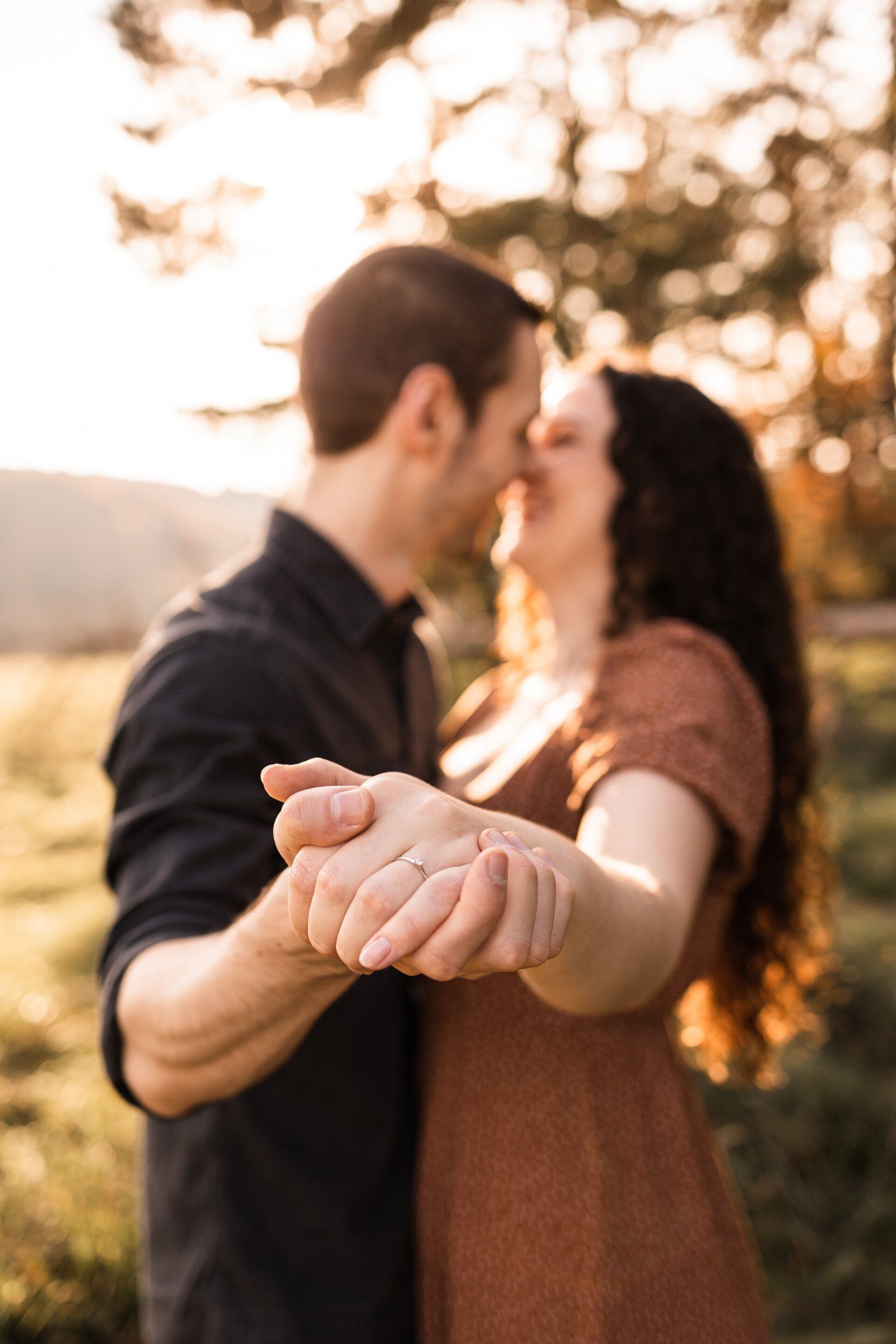 Dieses Foto zeigt ein Paar in der Natur, das ein Fotoshooting macht