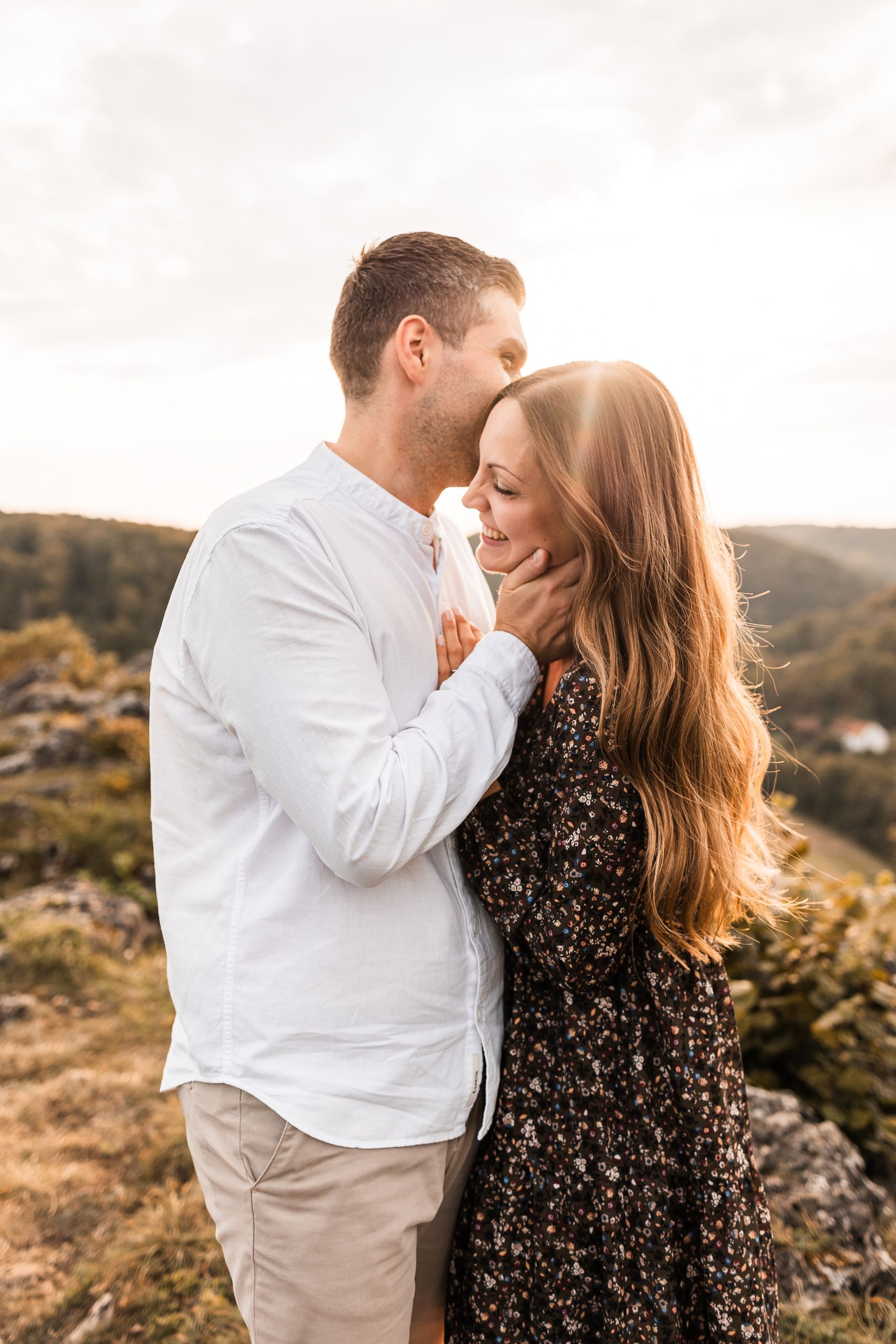 Auf diesem Foto wirbelt der Mann seine Frau umher