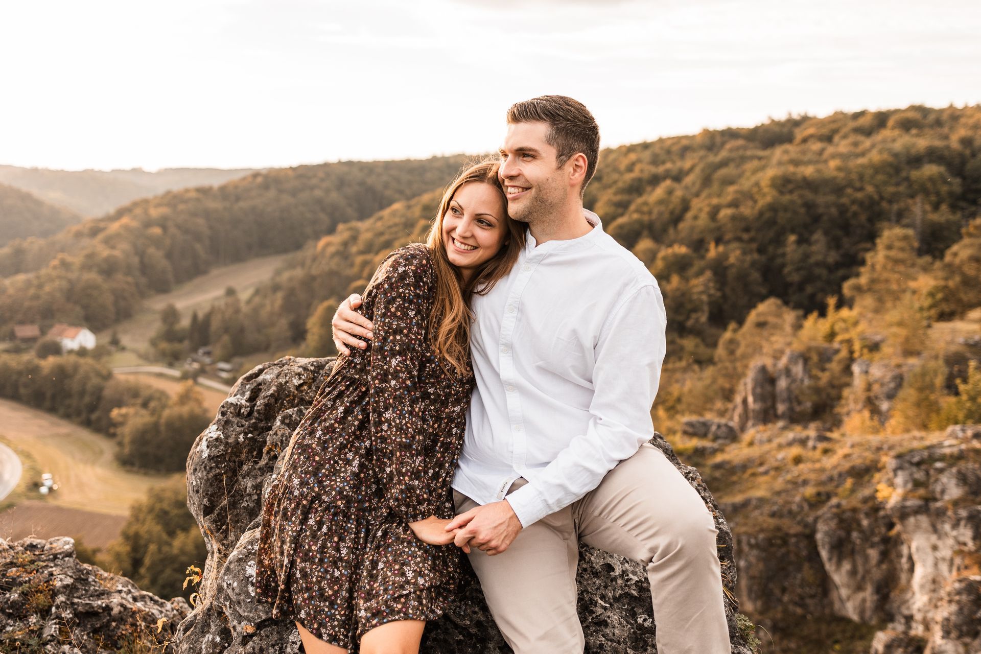 Lachendes Paar beim Paarshooting Auf diesem Foto sieht man ein lachendes Paar in Regensburg
