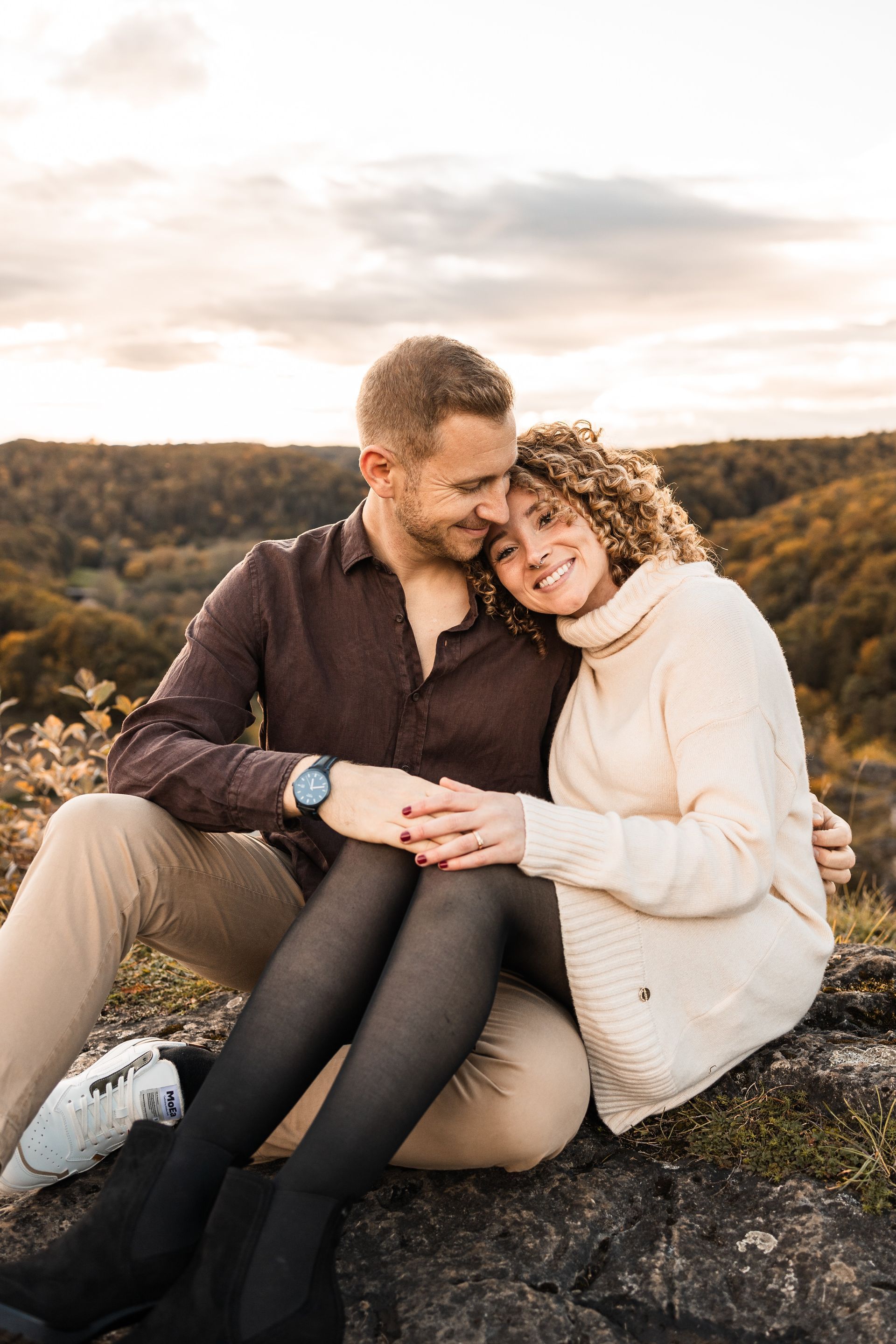 Dieses Foto zeigt ein Paar in der Natur, das ein Fotoshooting macht