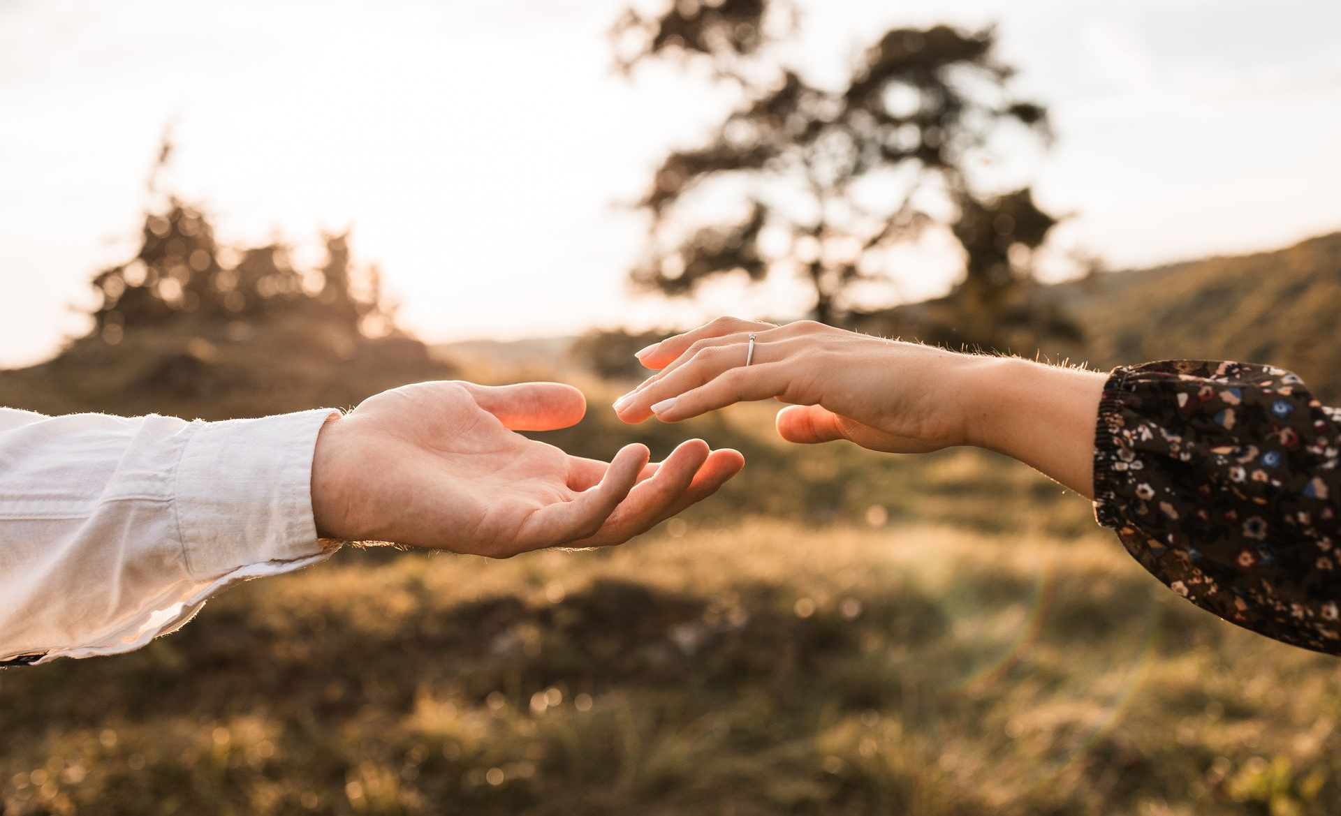 Auf diesem Foto sieht man eine Detailaufnahme von zwei Händen beim Fotoshooting