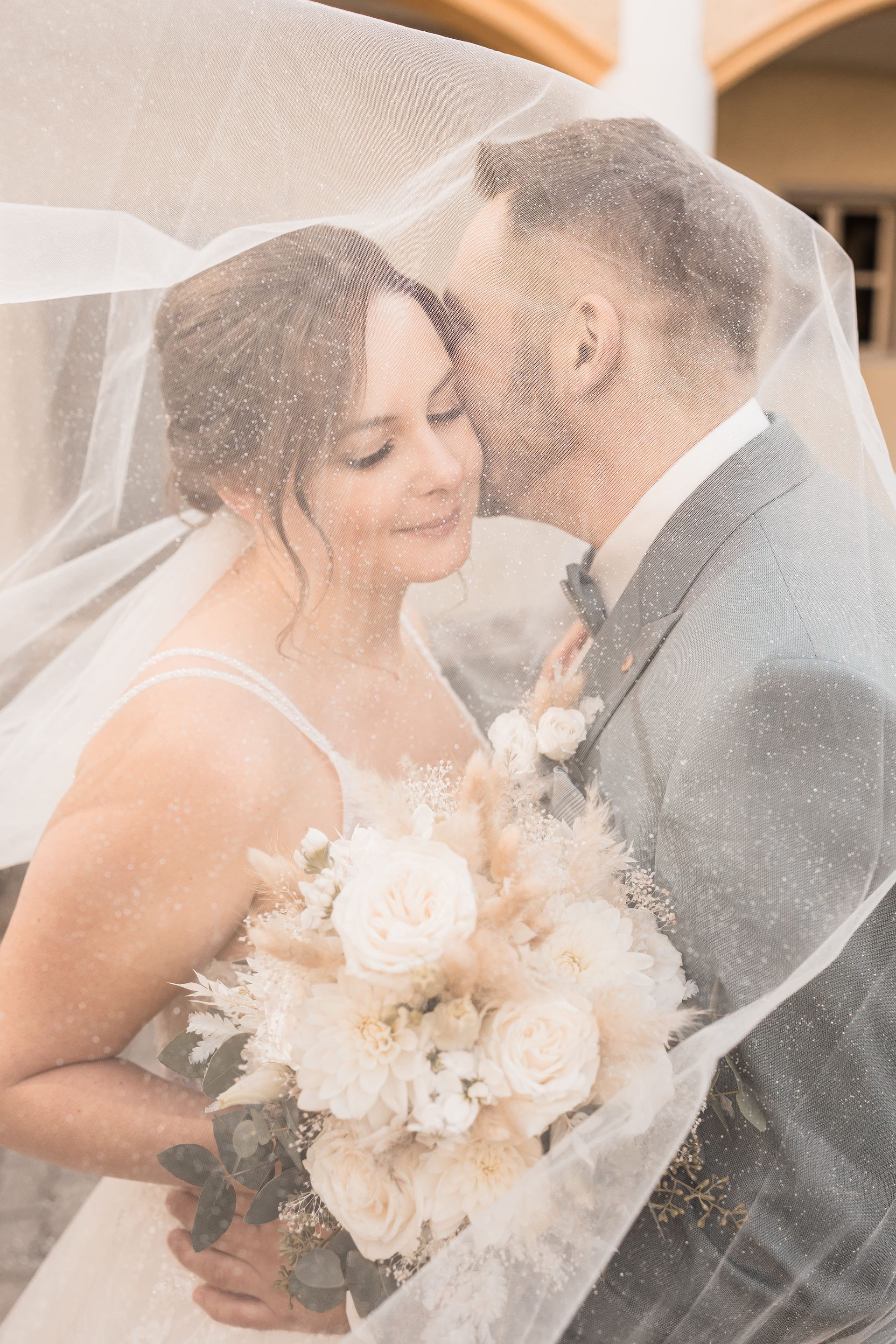 Auf diesem Foto sieht man ein Hochzeitsfoto in Regensburg von Laura Roth Photography