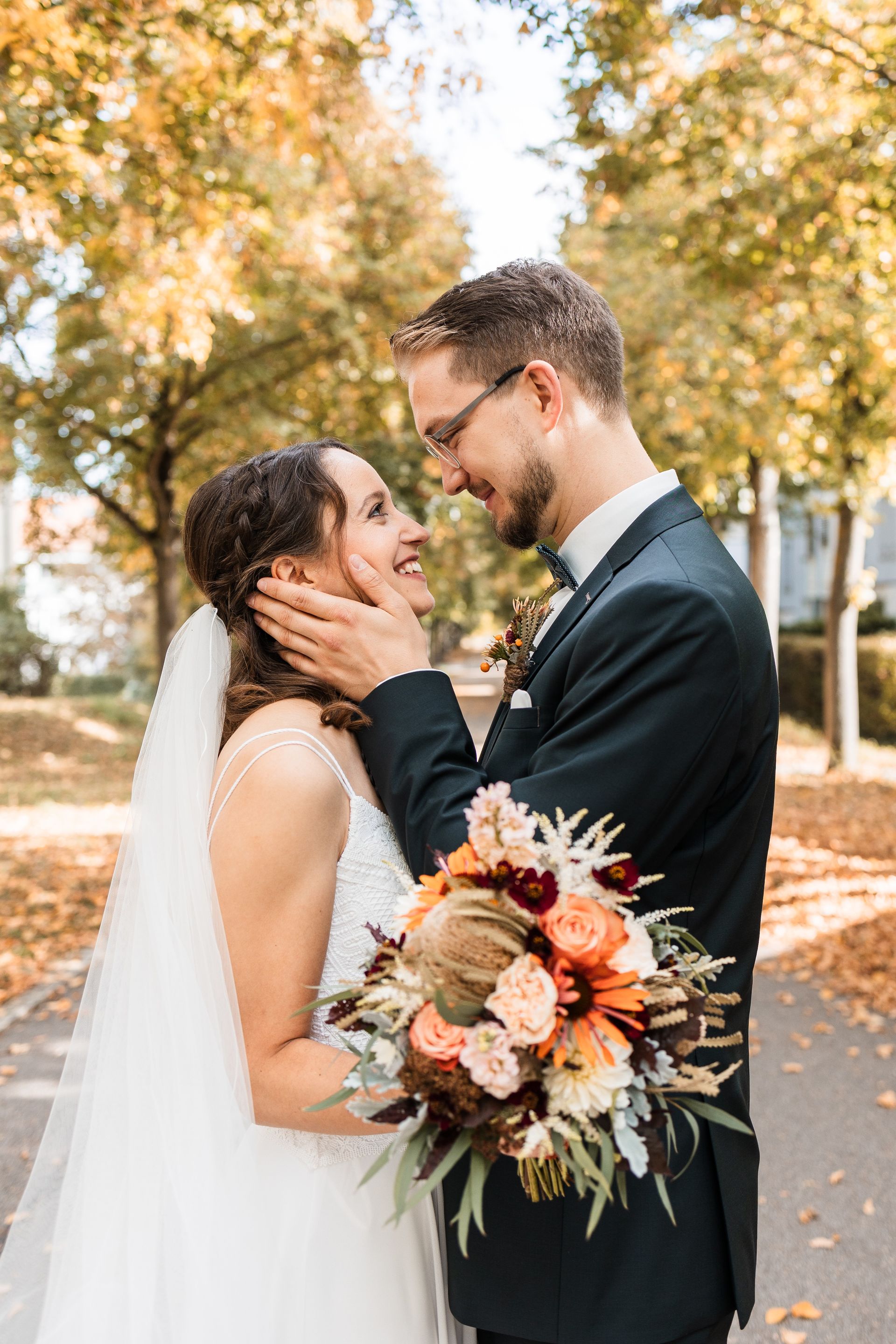 Auf dem Bild steht sich ein Brautpaar gegenüber