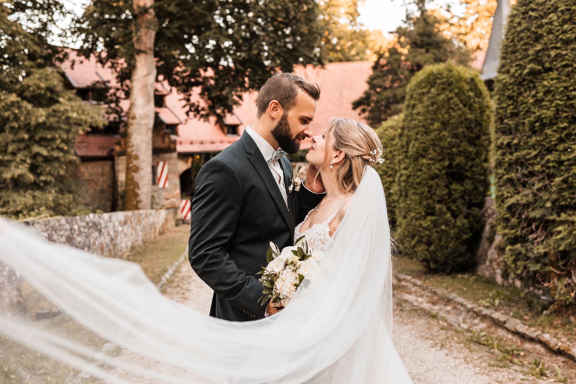 Brautpaar auf Schloss Egg Auf diesem Foto sieht man ein Brautpaar beim Fotoshooting auf Schloss Egg