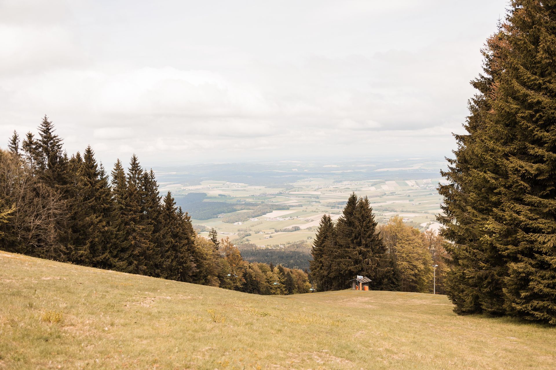Auf diesem Foto sieht man den Ausblick von der Schönblick Hohenbogen