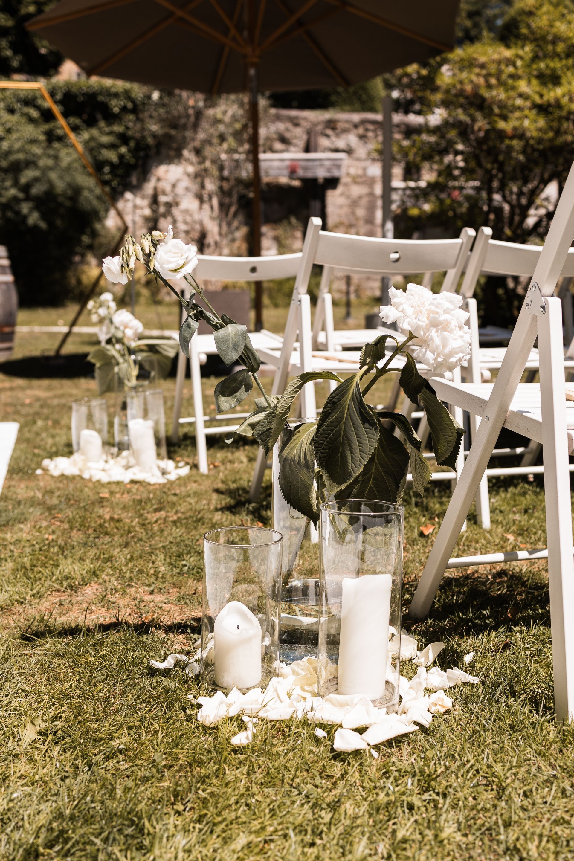 Auf diesem Foto sieht man die Dekoration der Außenanlage auf dem Schloss Egg