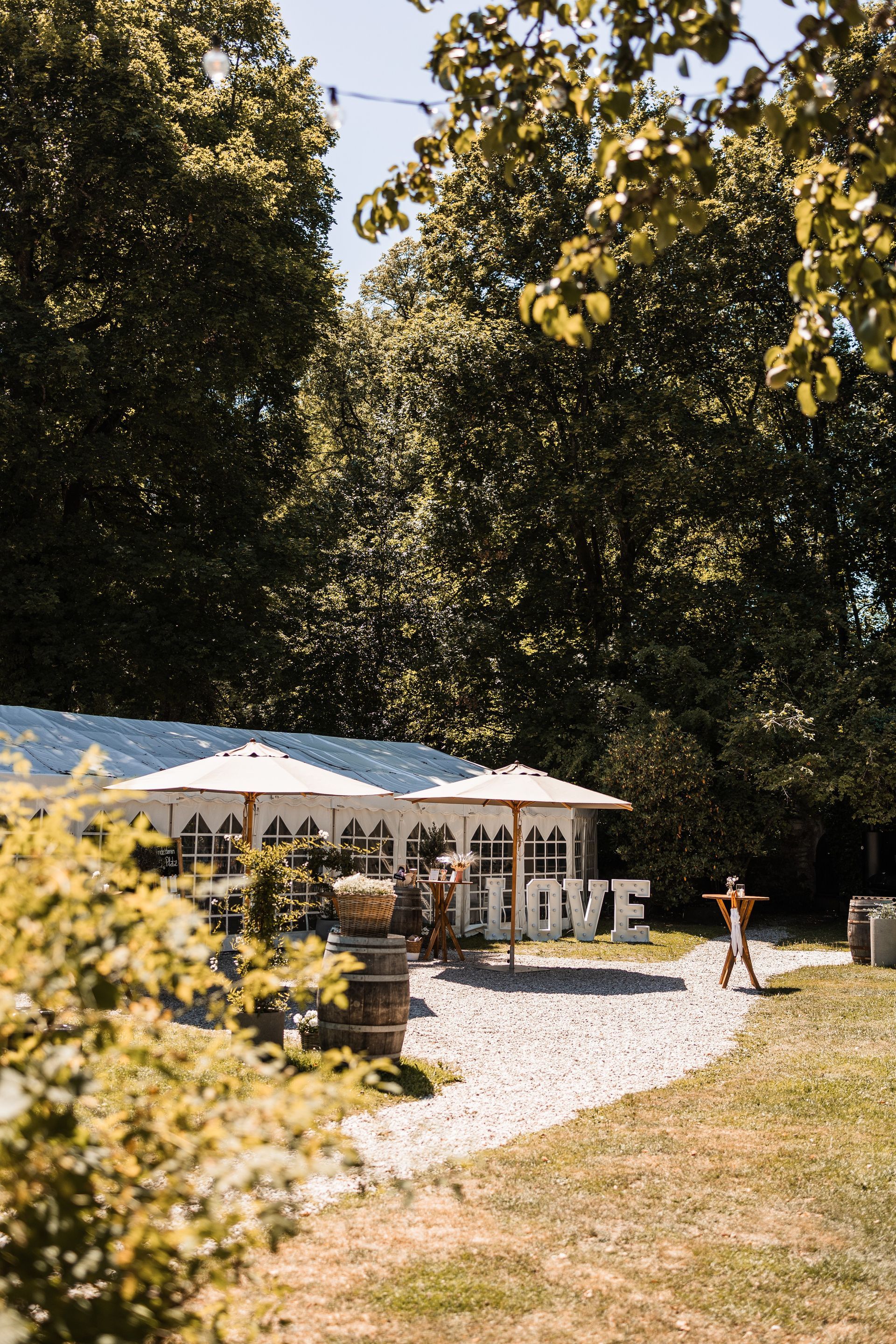 Auf diesem Foto sieht man den Innenhof der Hochzeitslocation Schloss Egg