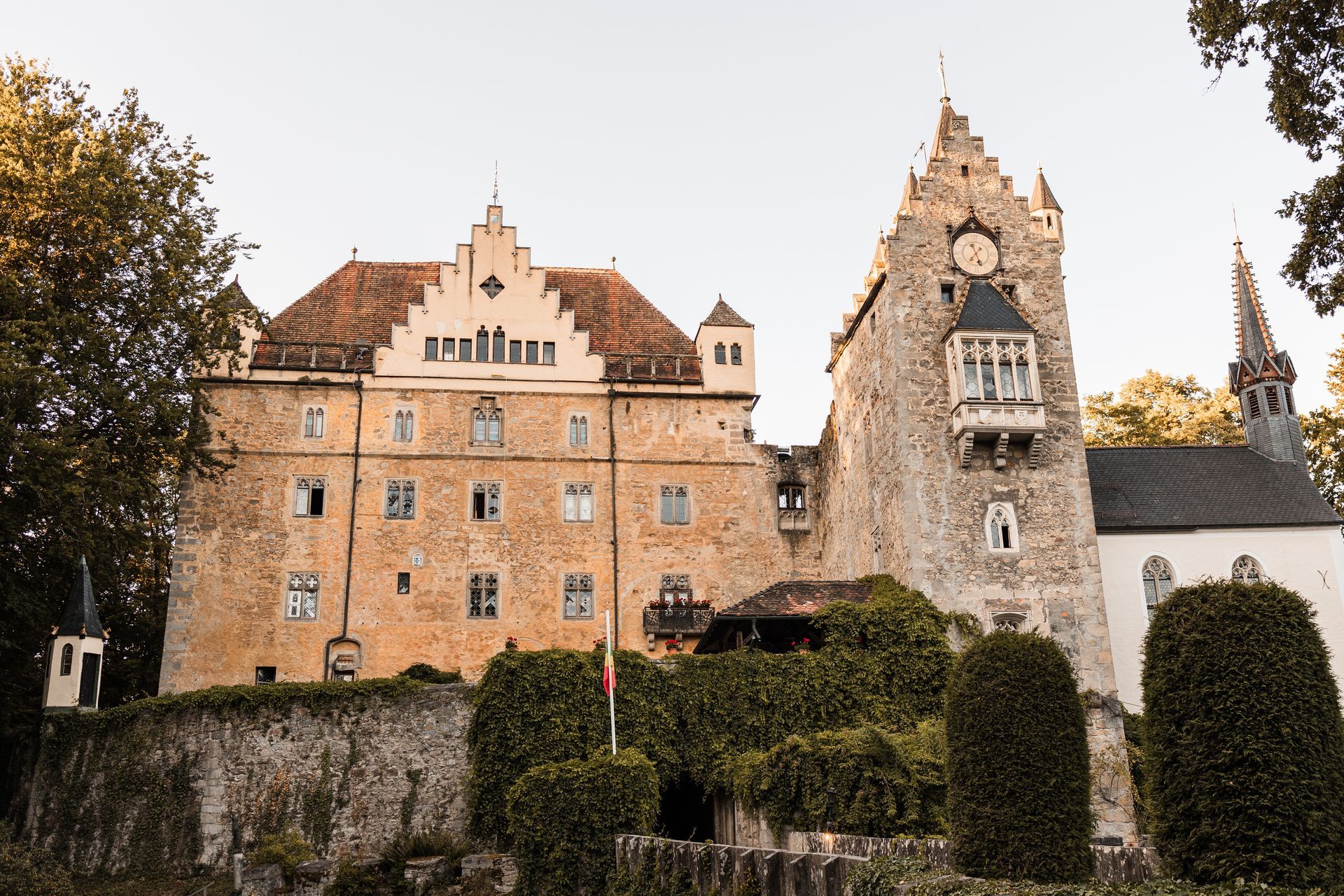 Auf diesem Foto sieht man die Gebäude von Schloss Egg