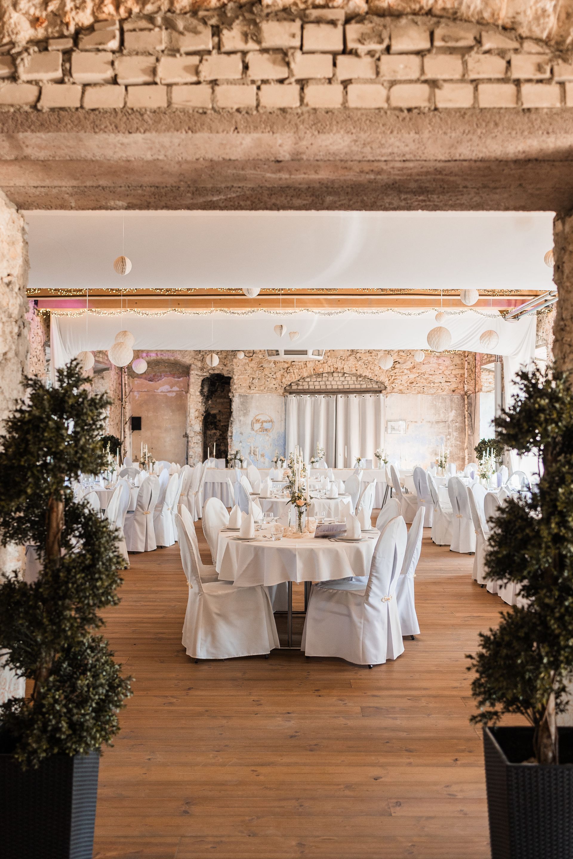 Auf diesem Foto sieht man den Innenraum einer Hochzeitslocation in der Regensburger Innenstadt
