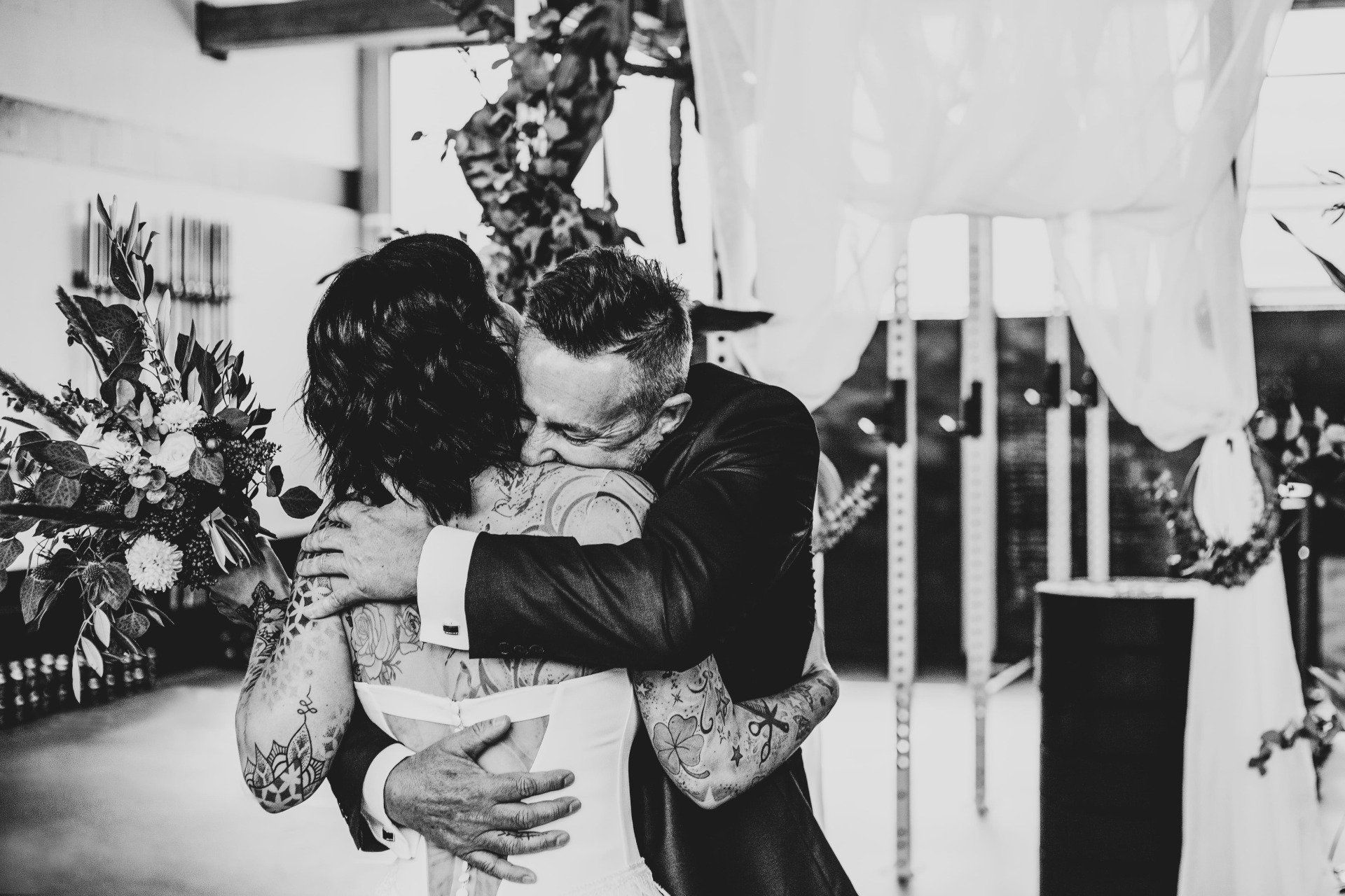 Emotionen beim erstmaligen Aufeinandertreffen Auf dem Bild sieht man das emotionale Aufeinandertreffen von Braut und Bräutigam beim First Look