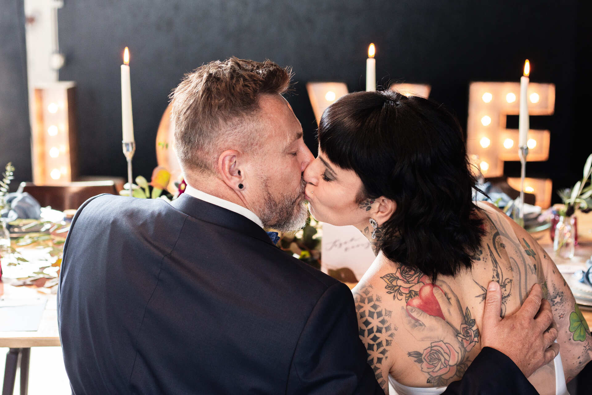 Brautpaar küsst sich Das Brautpaar küsst sich während dem Fotoshooting