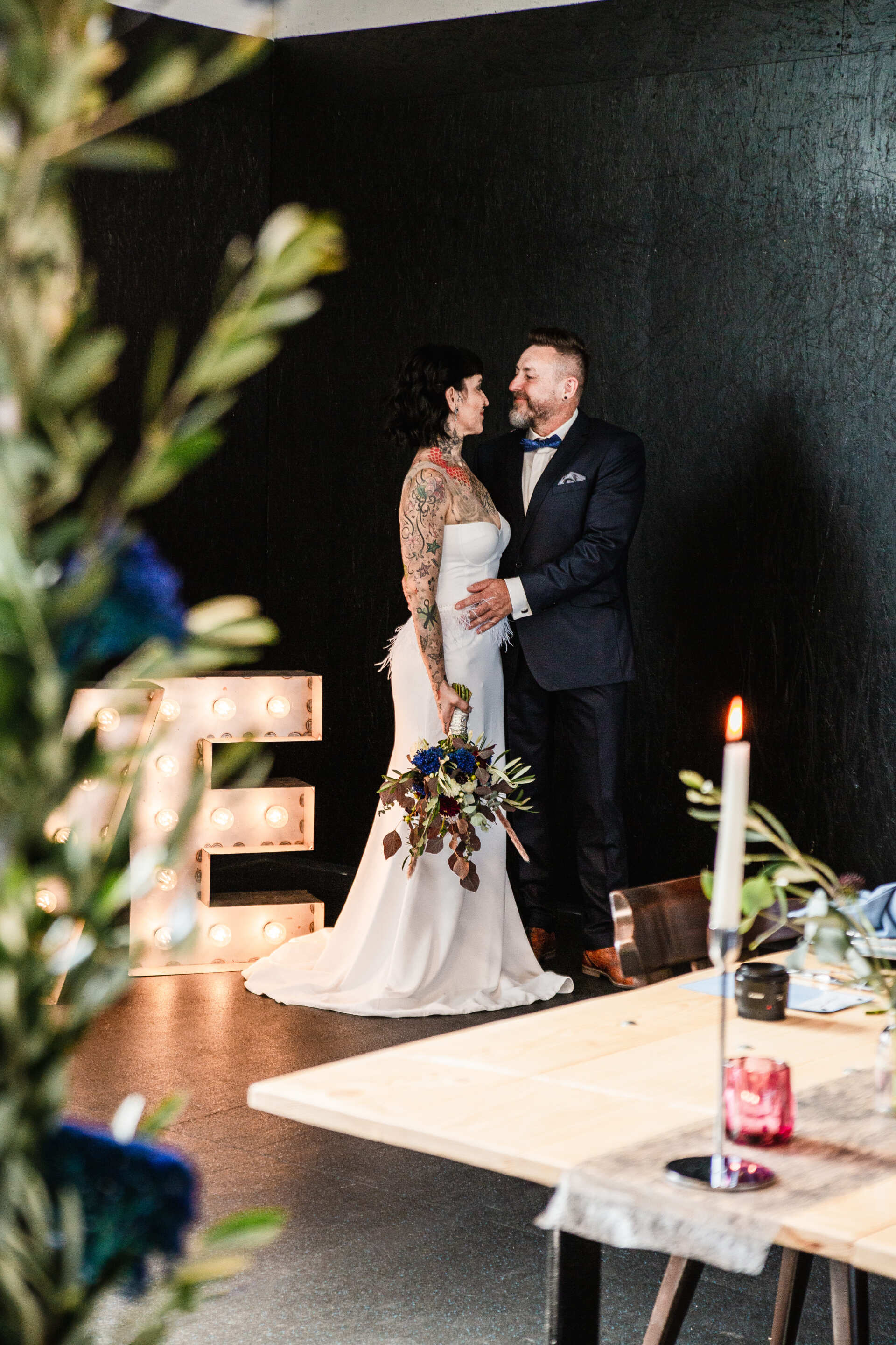 Verliebtes Ehepaar Man sieht ein verliebtes Brautpaar in einer tollen Kulisse