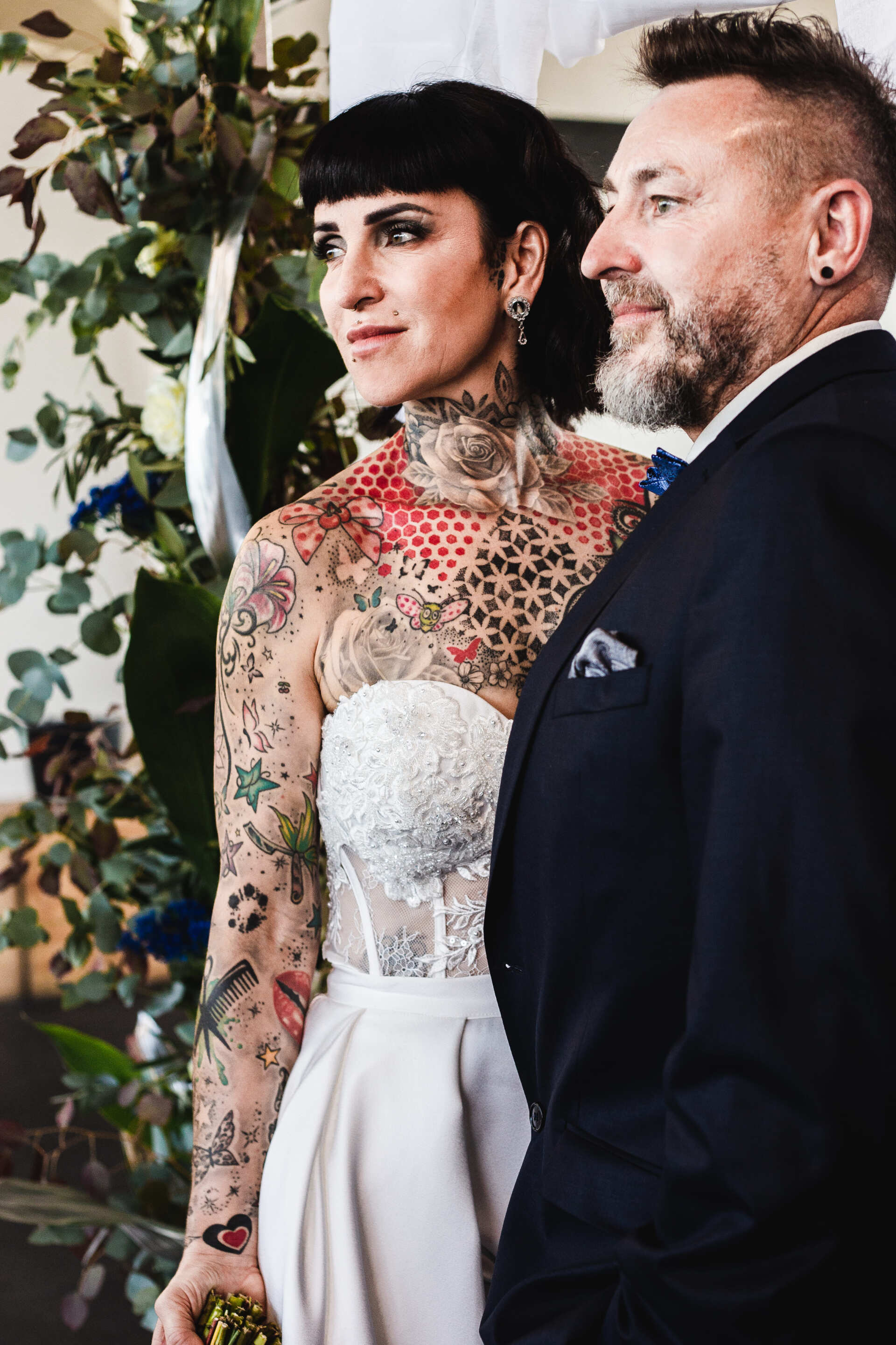 Tätowierte Braut mit Bräutigam beim Fotoshooting Auf dem Bild sieht man eine tätowierte Braut zusammen mit ihrem Bräutigam