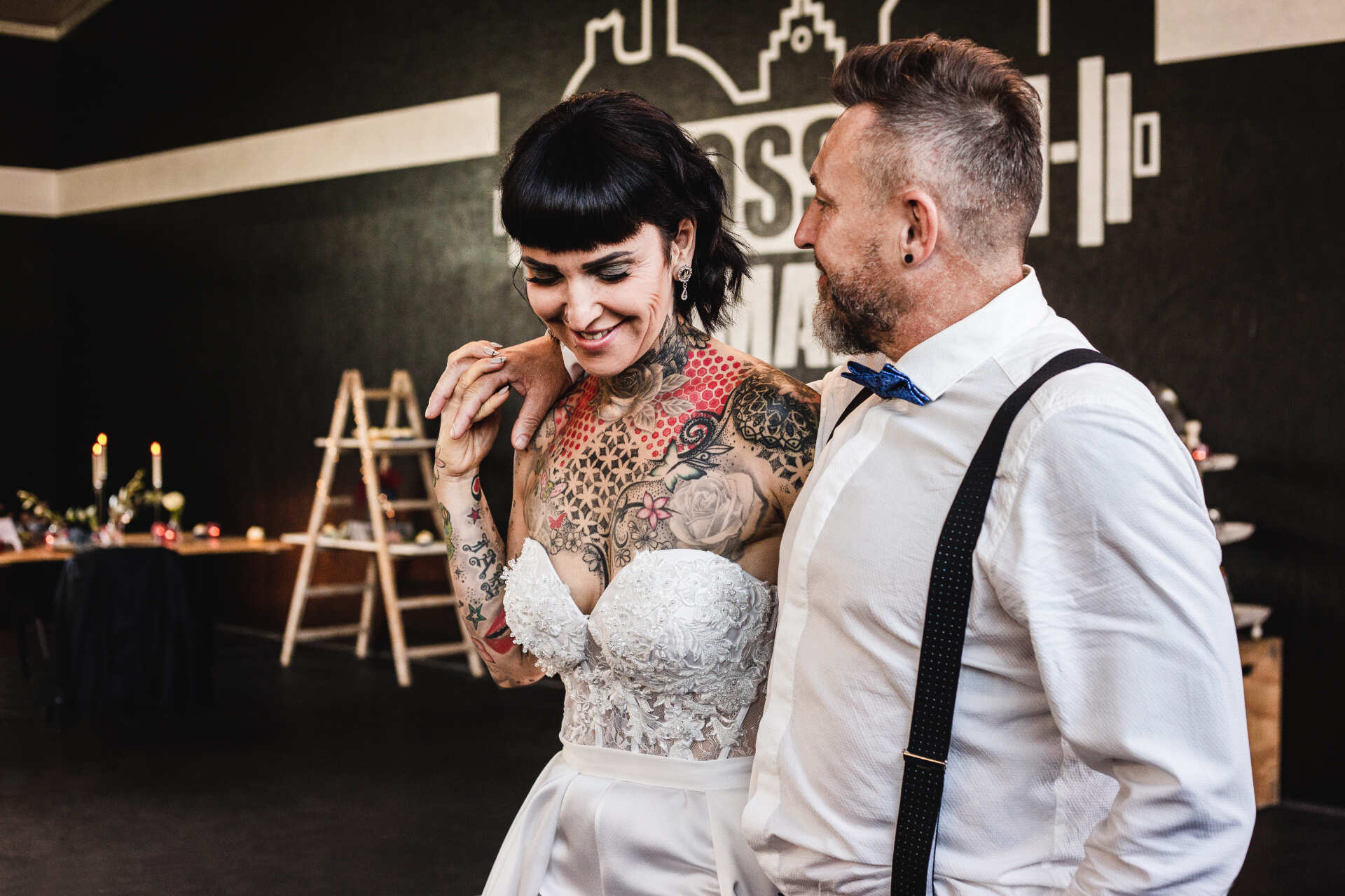 Brautpaar spaziert kuschelnd Das Foto zeigt ein Brautpaar, das den Weg entlangspaziert