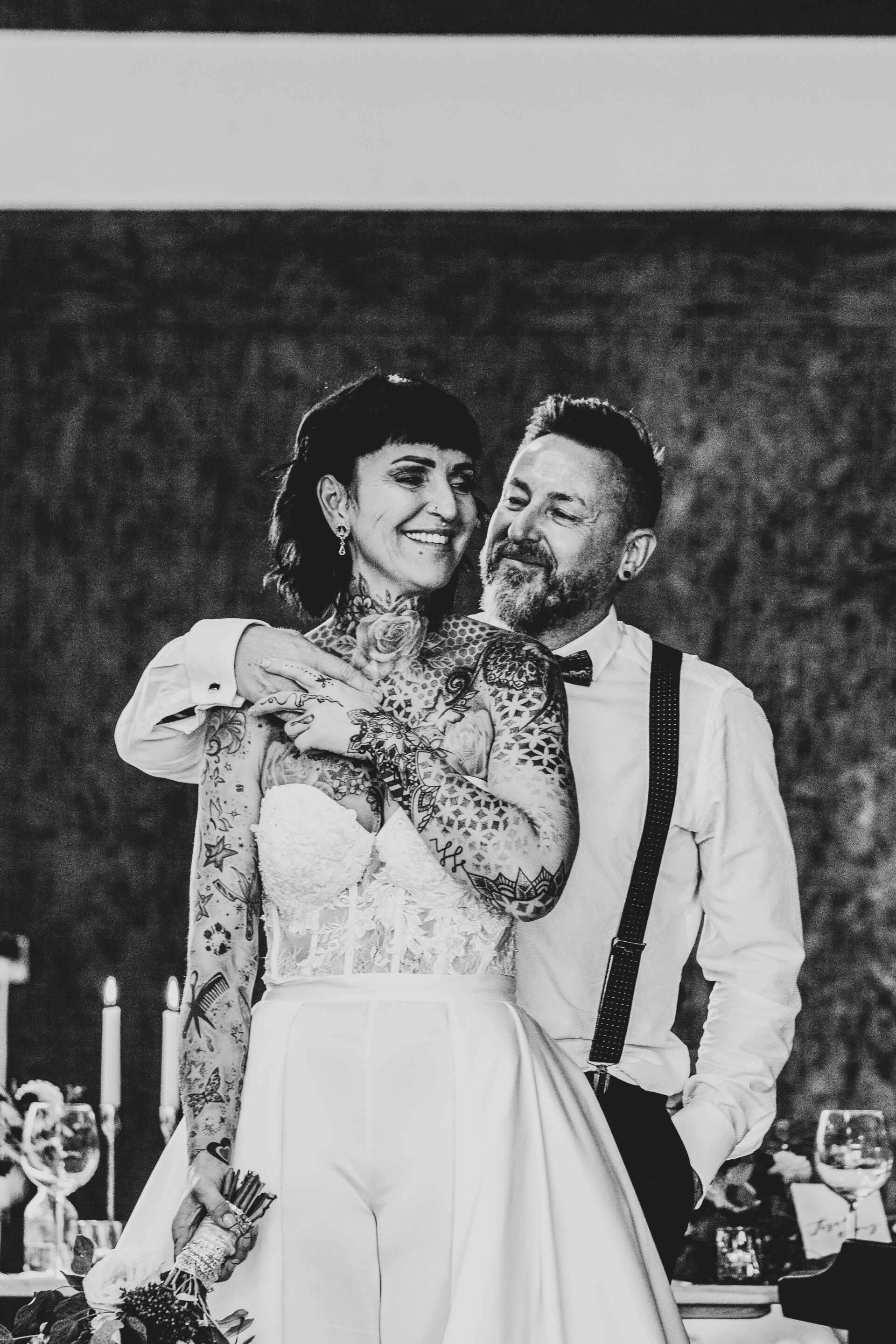 Emotionale Aufnahme des Brautpaares Auf dem schwarz-weiß-Bild sieht man ein Brautpaar, das eng kuschelt