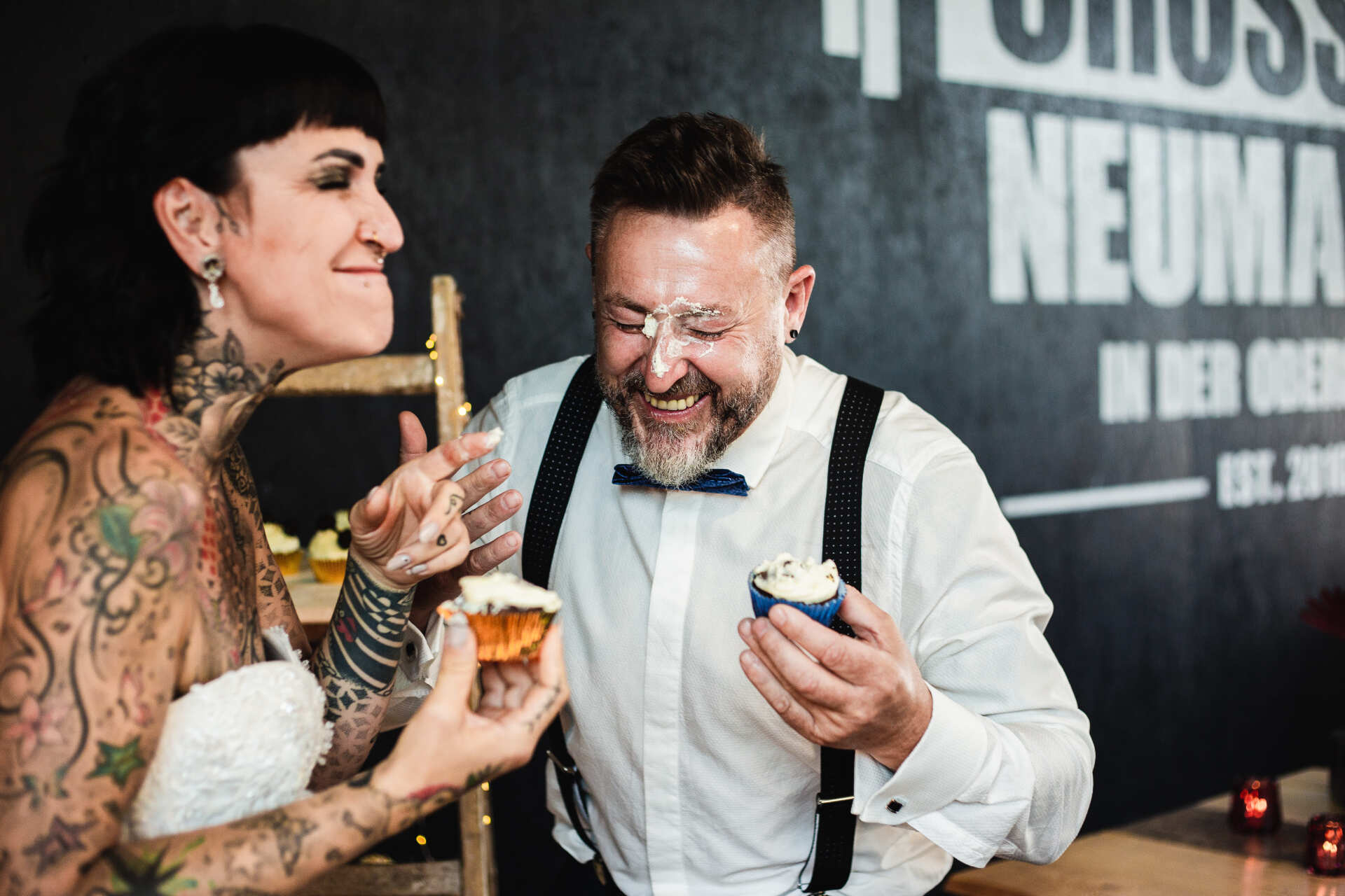 Bräutigam bekommt Kuchen ins Gesicht geklatscht Auf dem Bild sieht man den Bräutigam mit Kuchen im Gesicht