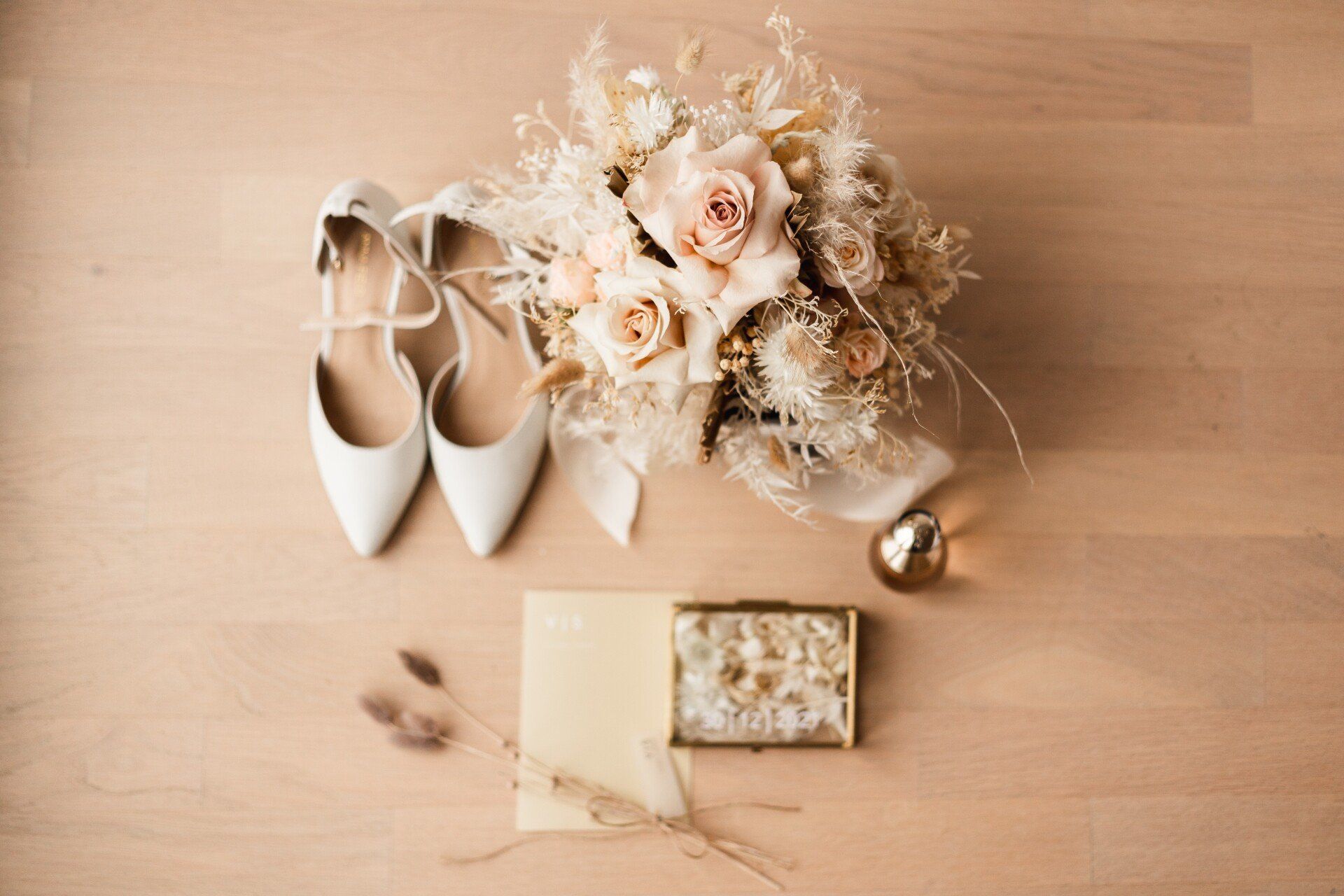 Hochzeitsaccessoires auf einem Foto Hochzeitsaccessoires - Brautschuhe, Eheringe und Brautstrauß