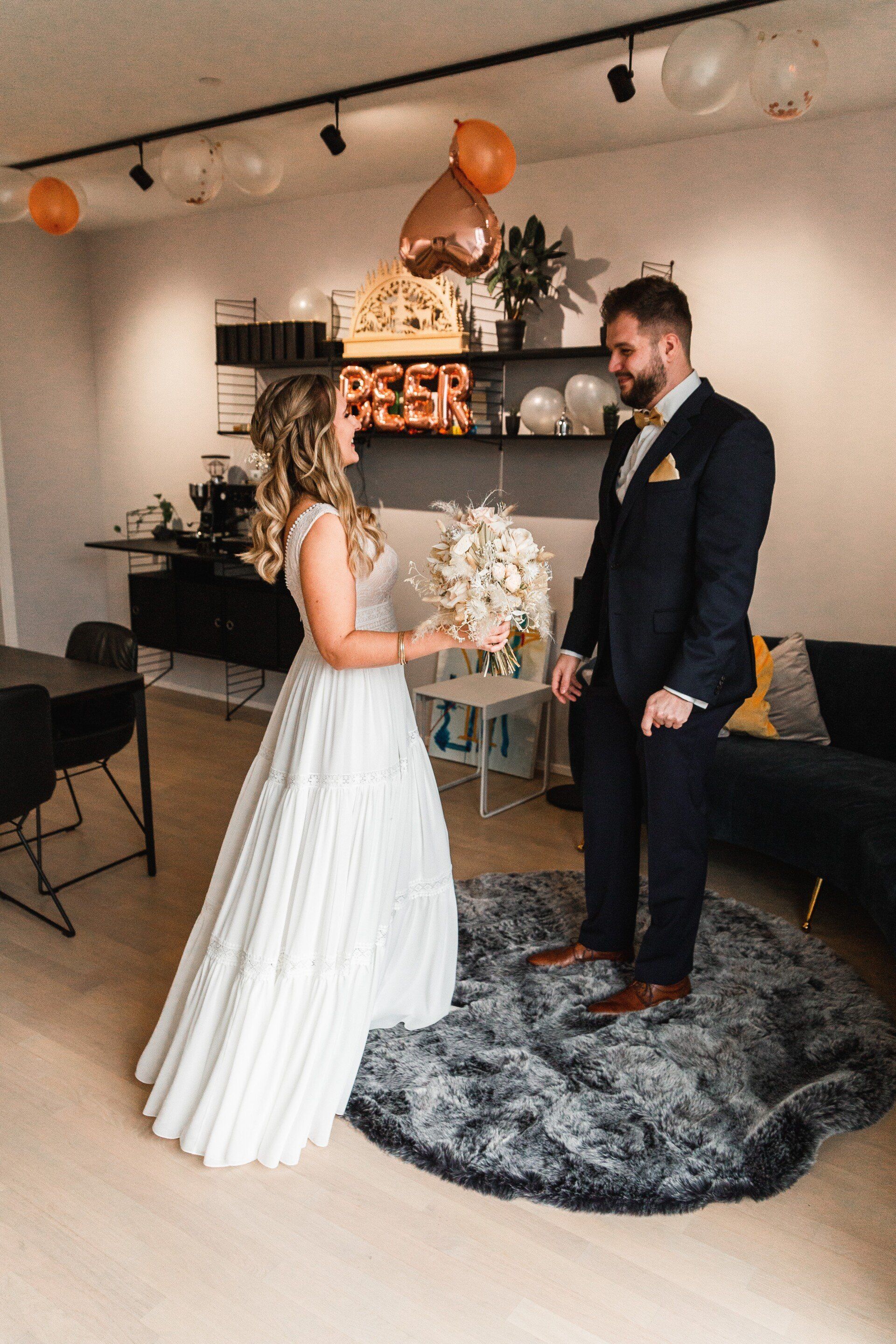 First Look in Regensburg Auf dem Bild sieht man den Moment, bei dem sich die Braut und der Bräutigam zum ersten Mal sehen