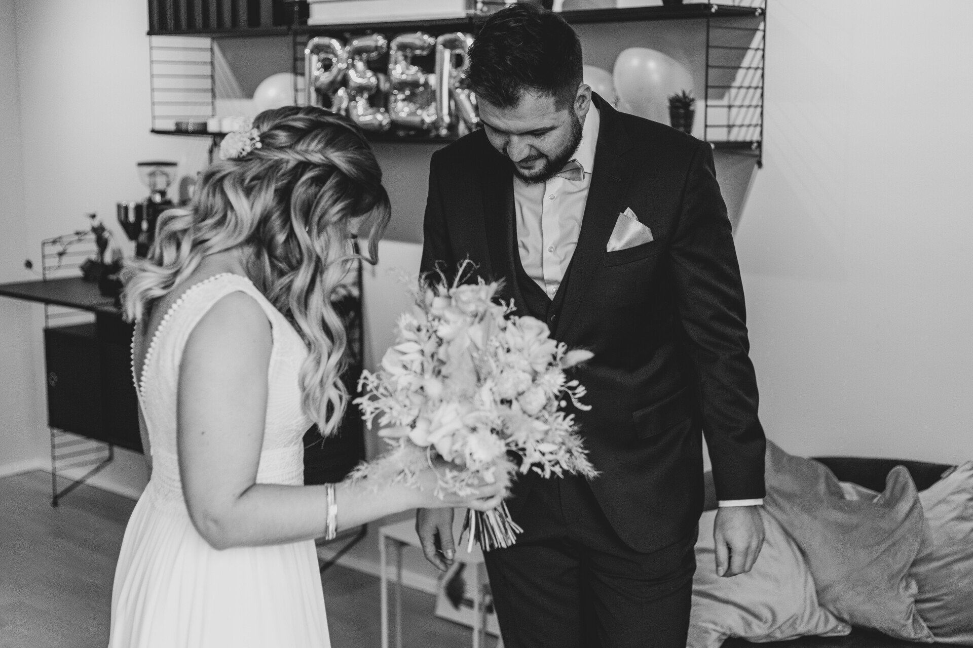 Einblicke beim First Look Auf dem Bild schauen sich Braut und Bräutigam an