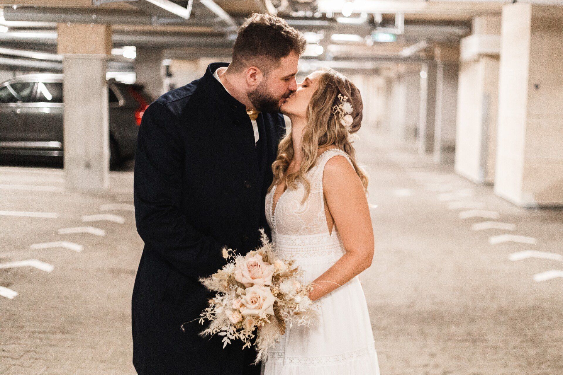 Brautpaar in der Tiefggarage Auf diesem Foto küsst sich ein Brautpaar in der Tiefgarage