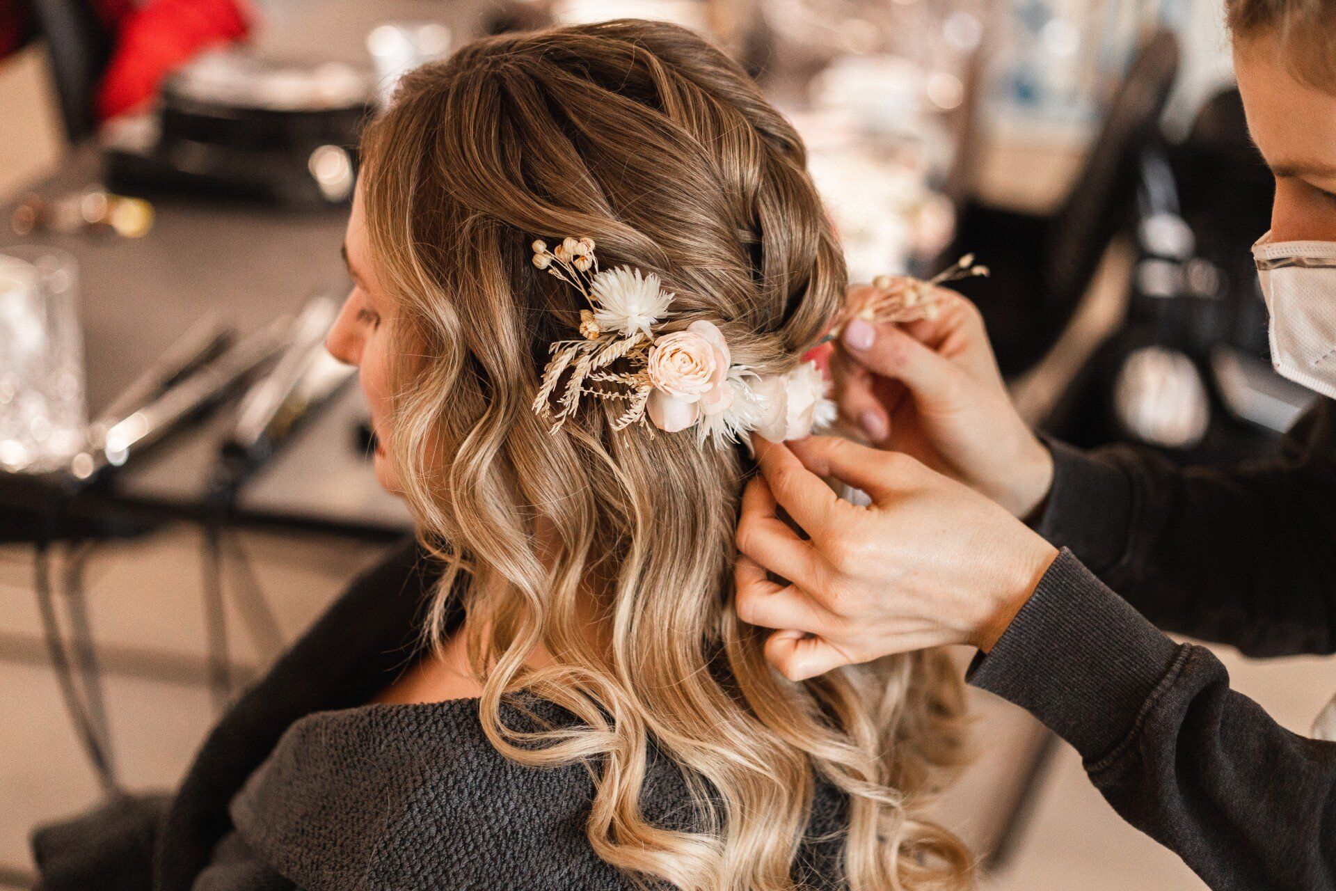 Auf dem Foto sieht man wie die Blumen in das Haar eingesetzt werden