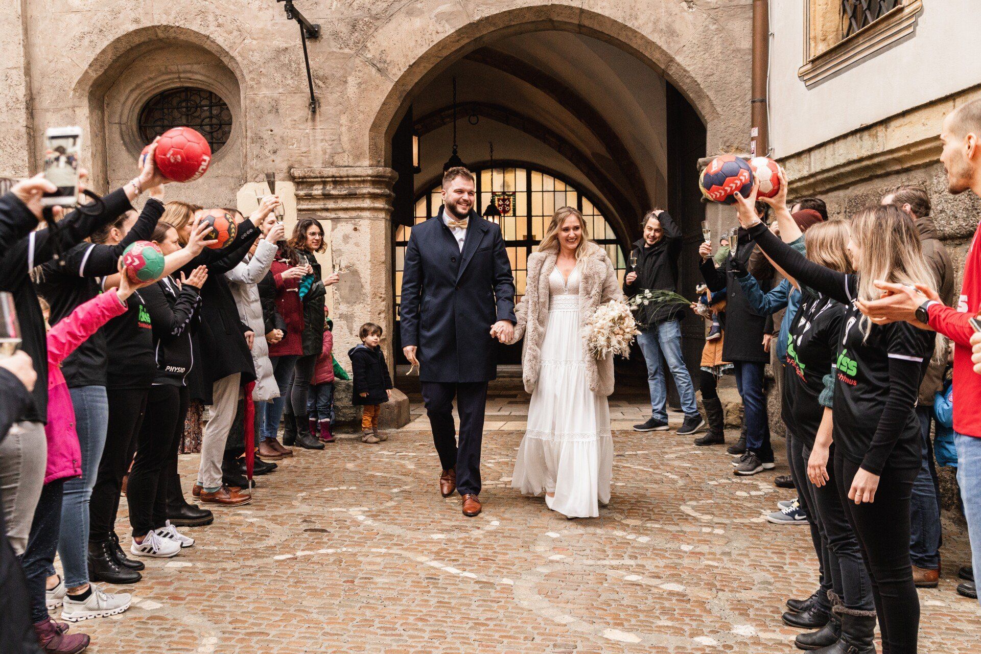 Auszug nach der standesamtlichen Trauung im alten Rathaus Regensburg Auf diesem Foto sieht man das frisch verheiratete Ehepaar nach der standesamtlichen Trauung in Regensburg