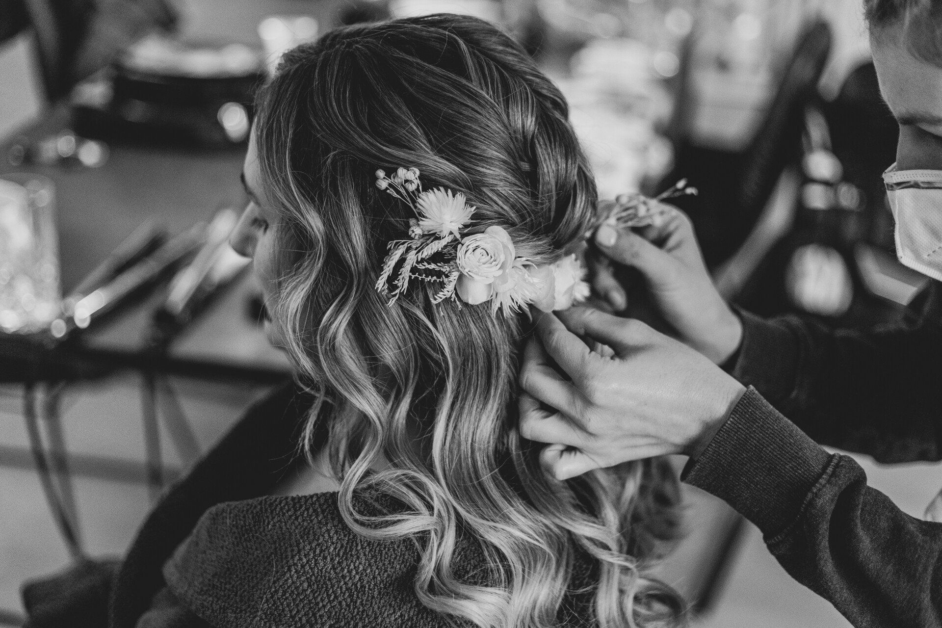 Auf diesem Foto sieht man, wie die Stylistin die Brautfrisur erstellt